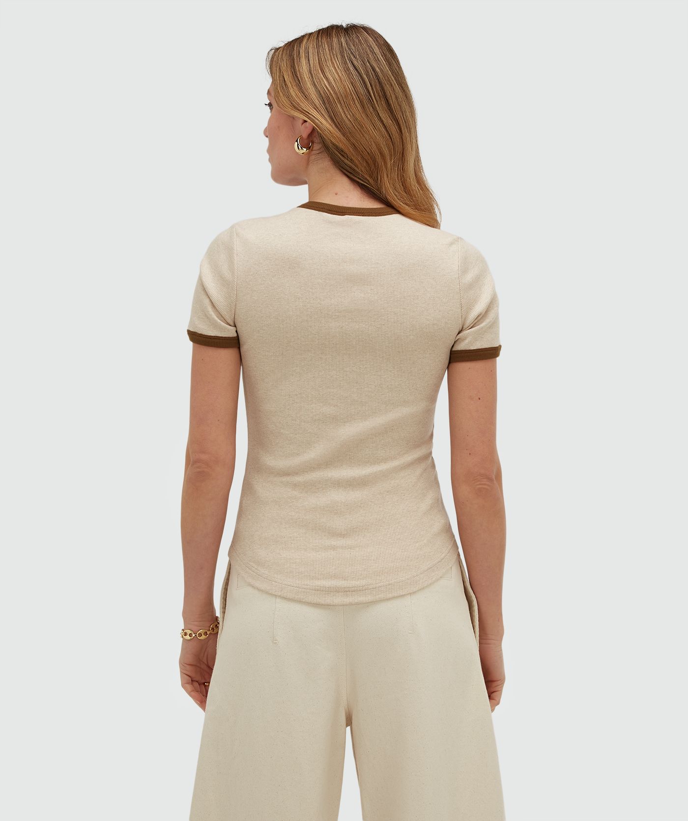 Achteraanzicht van een model in een slim fit T-shirt met logo, in de kleur Oat Melange