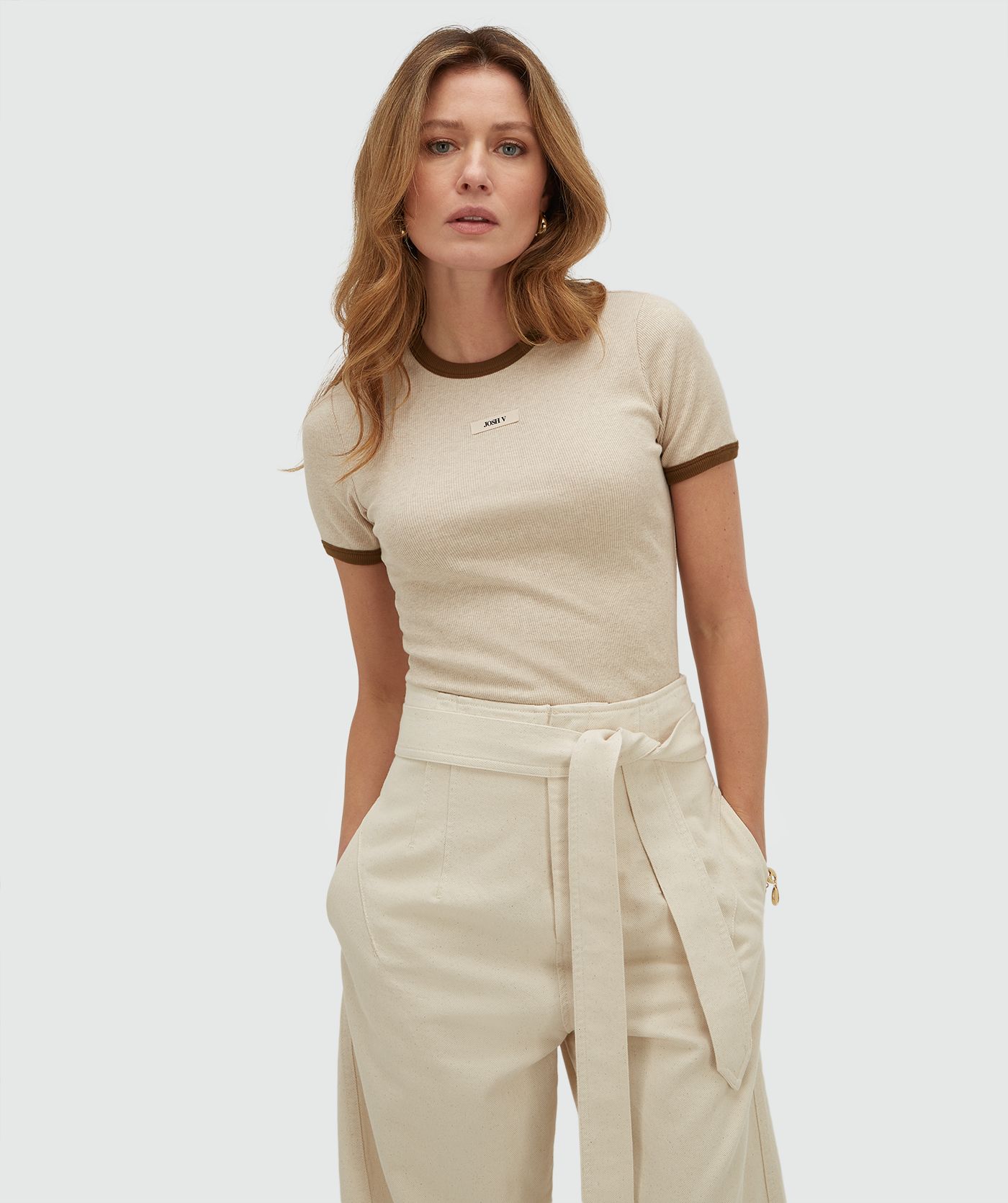 Model draagt een slim fit T-shirt met logo, in de kleur Oat Melange