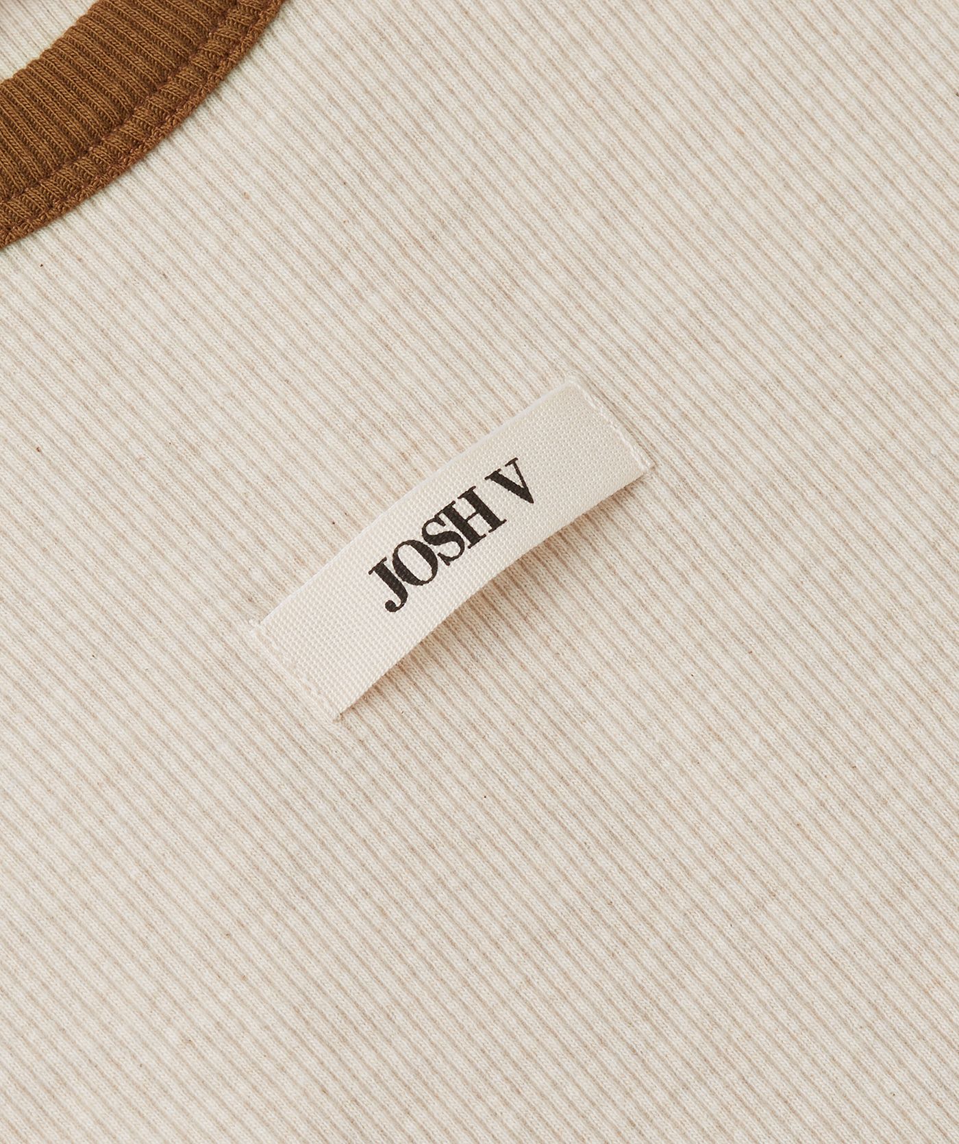 Close-up van een slim fit T-shirt met logo, in de kleur Oat Melange
