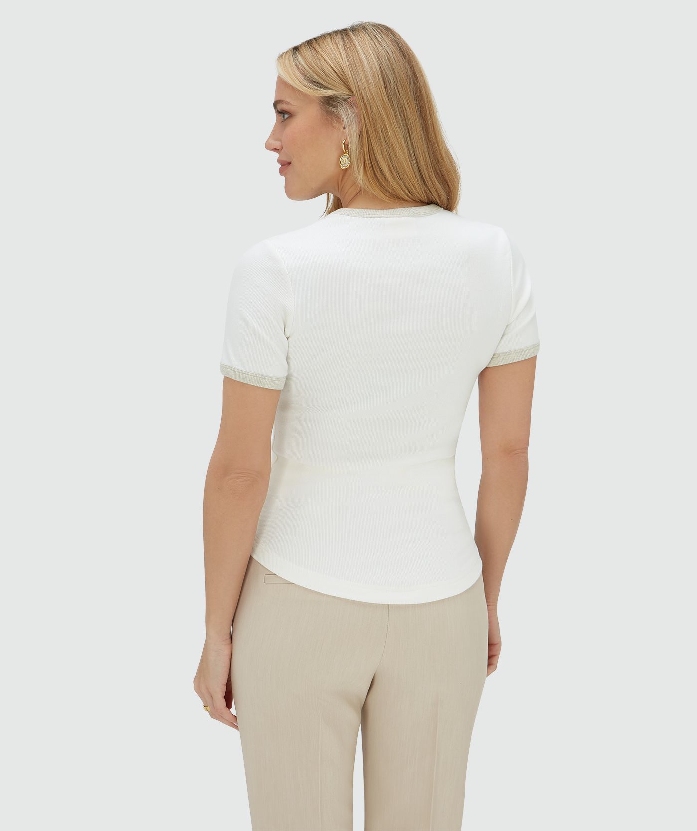 Achteraanzicht van een model in een slim fit T-shirt met logo in de kleur Off White met licht grijze afwerkingen