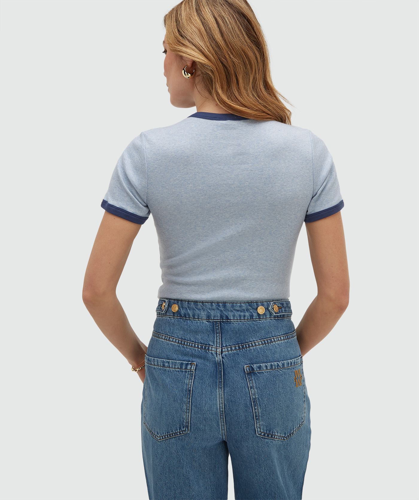 Achteraanzicht van een model in een slim fit T-shirt met logo, in de kleur Powder Blue Melange