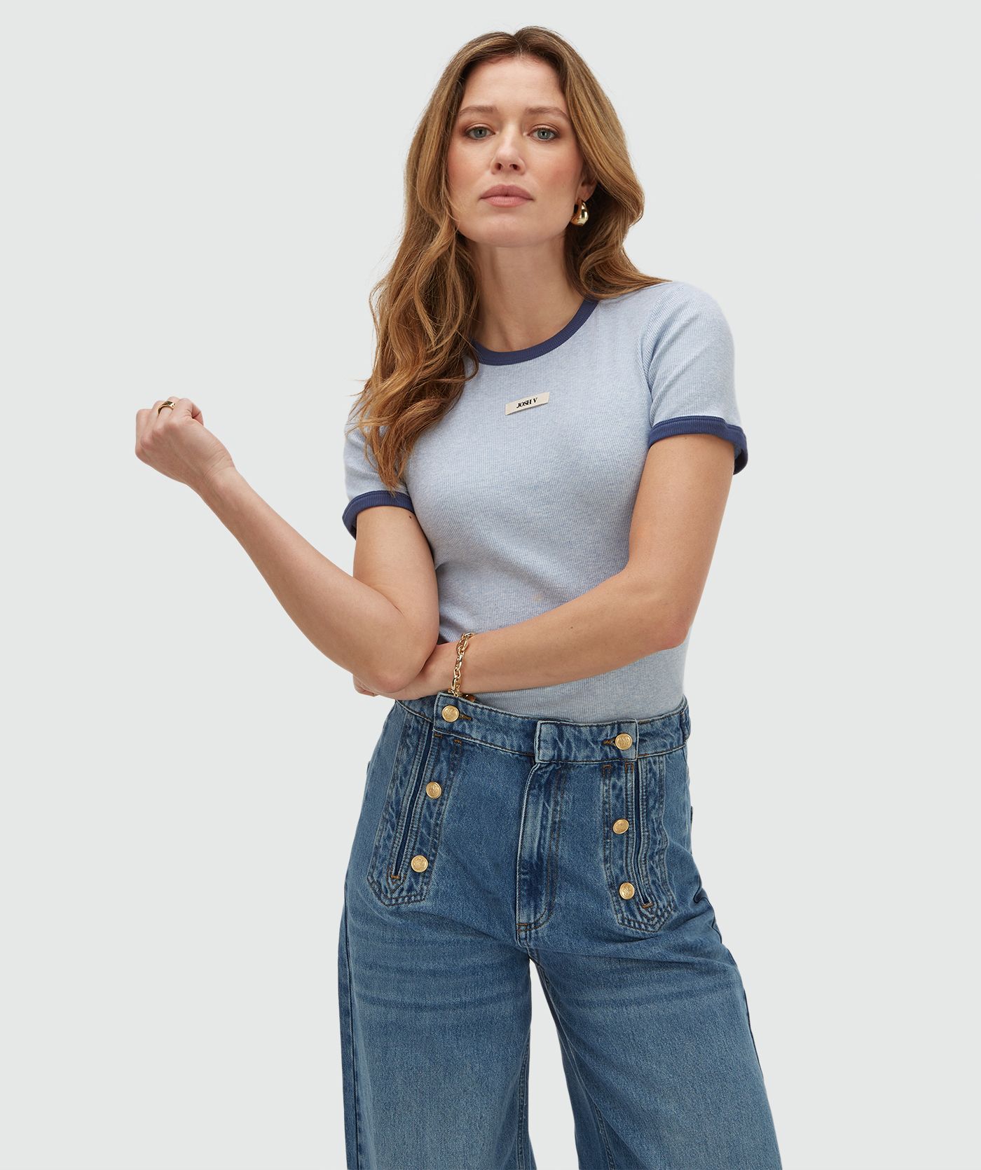 Model draagt een slim fit T-shirt met logo, in de kleur Powder Blue Melange