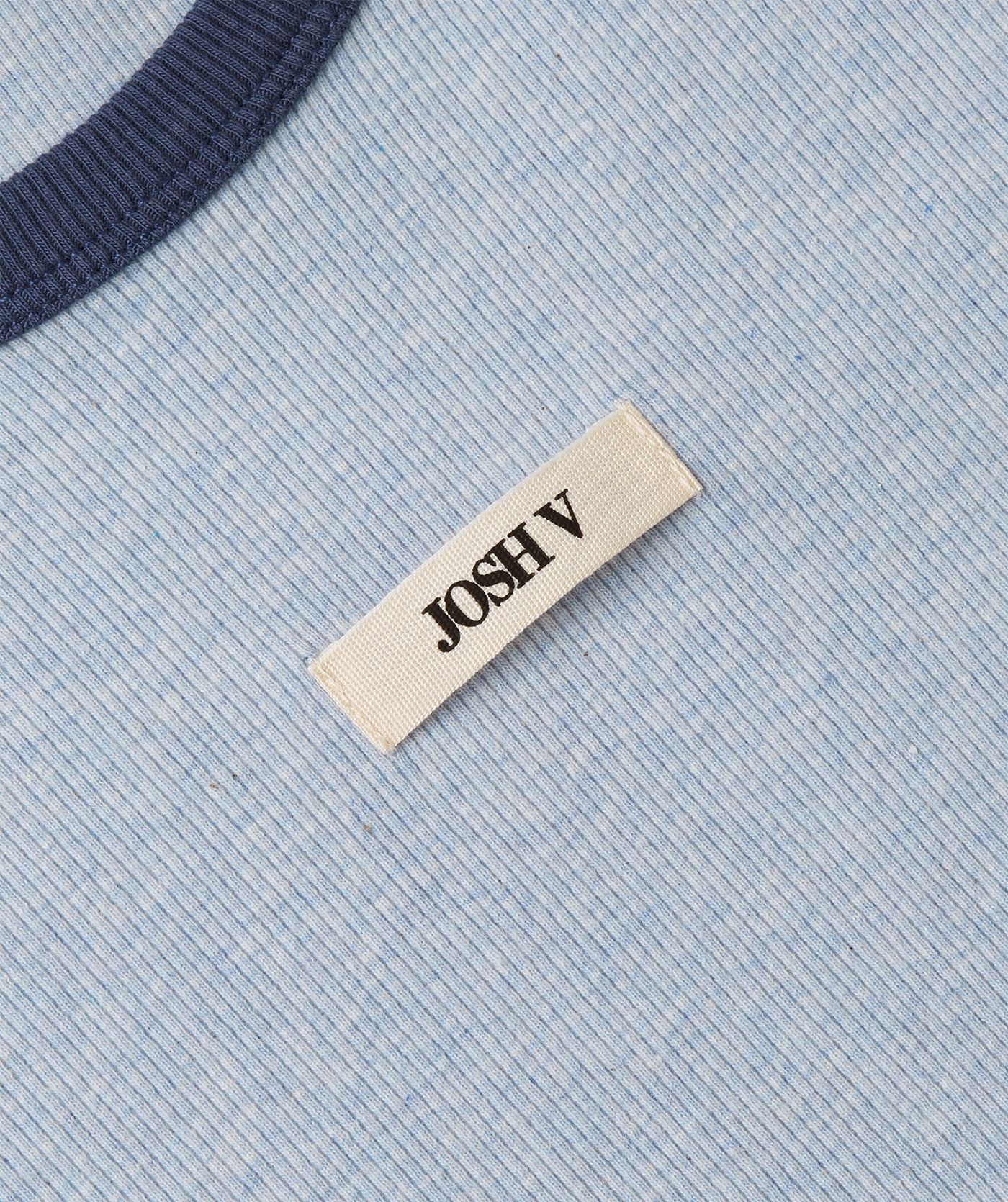 Close-up van een slim fit T-shirt met logo, in de kleur Powder Blue Melange