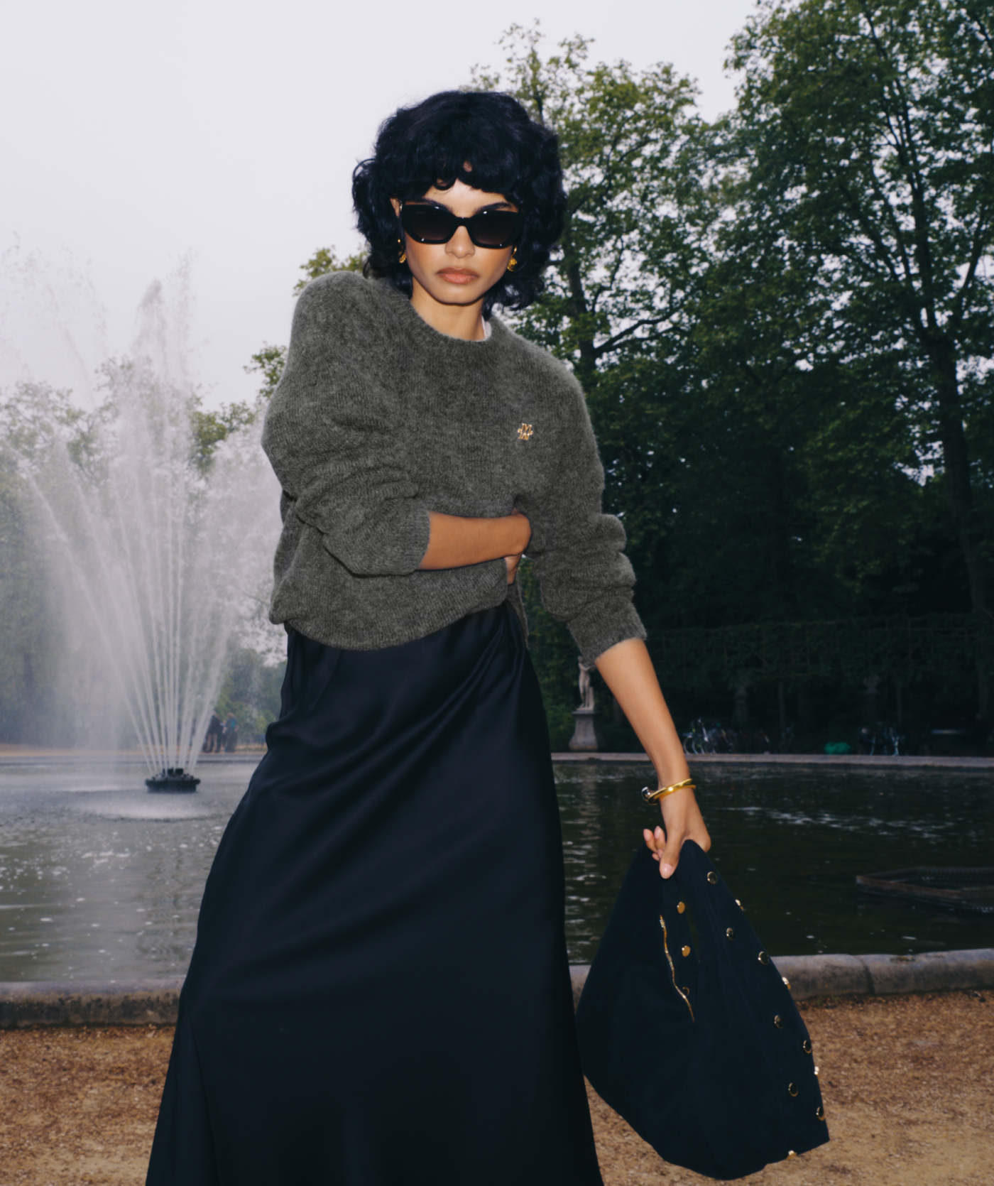 Campagnebeeld van een model in een high waisted maxi rok in een satijn look 