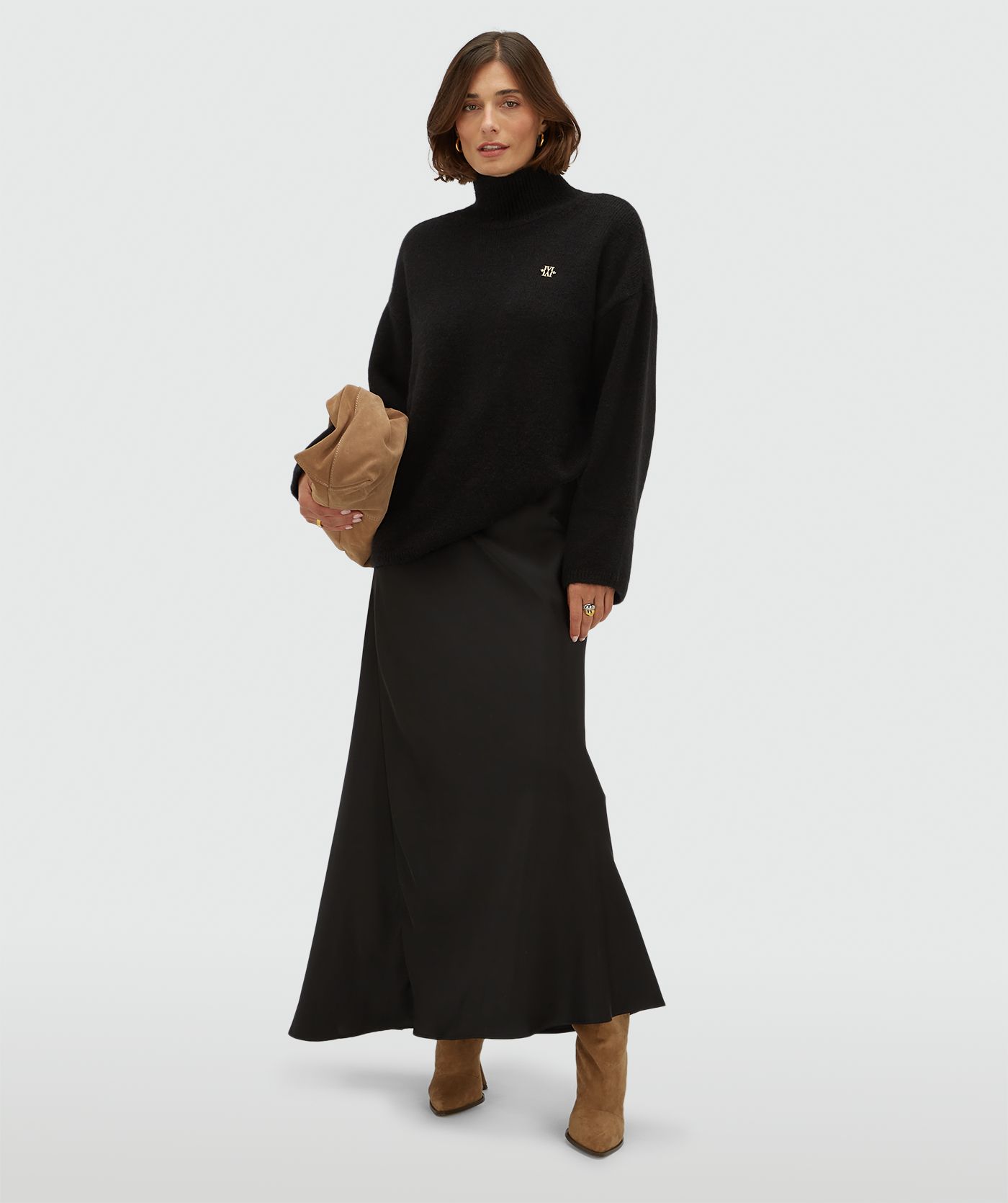 Model draagt een high waisted maxi rok in een satijn look