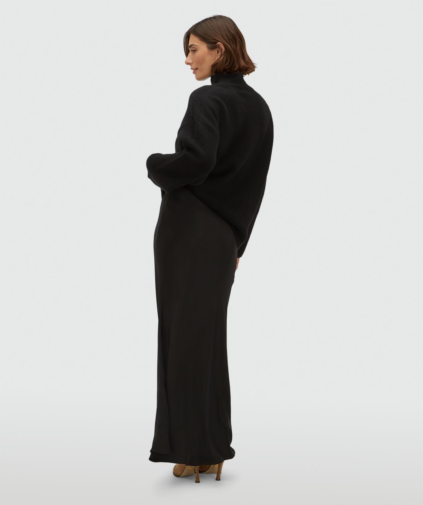 Achteraanzicht van een model in een high waisted maxi rok in een satijn look 