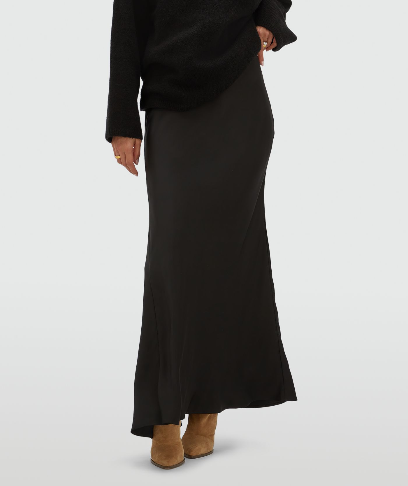 Model draagt een high waisted maxi rok in een satijn look