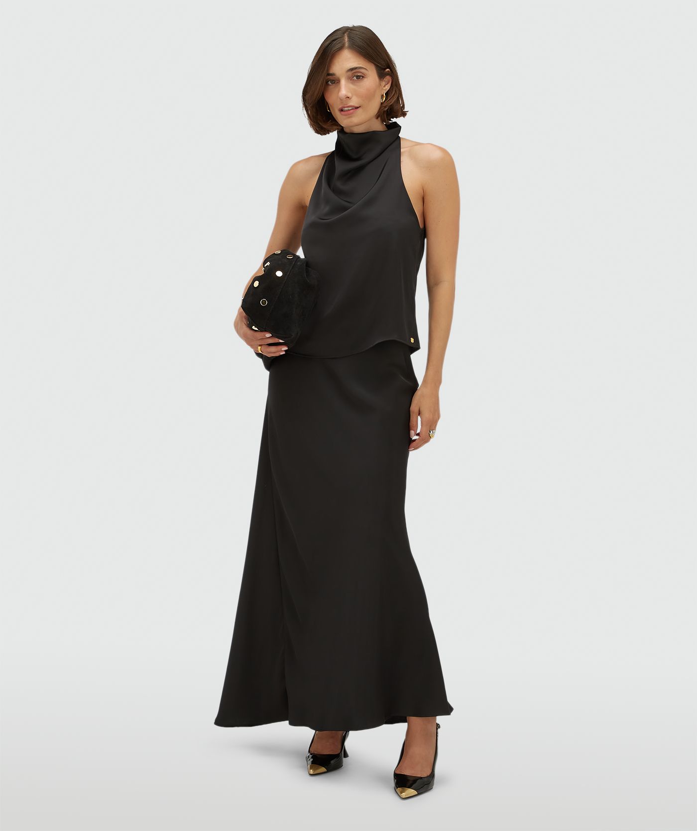 Model draagt een high waisted maxi rok in een satijn look
