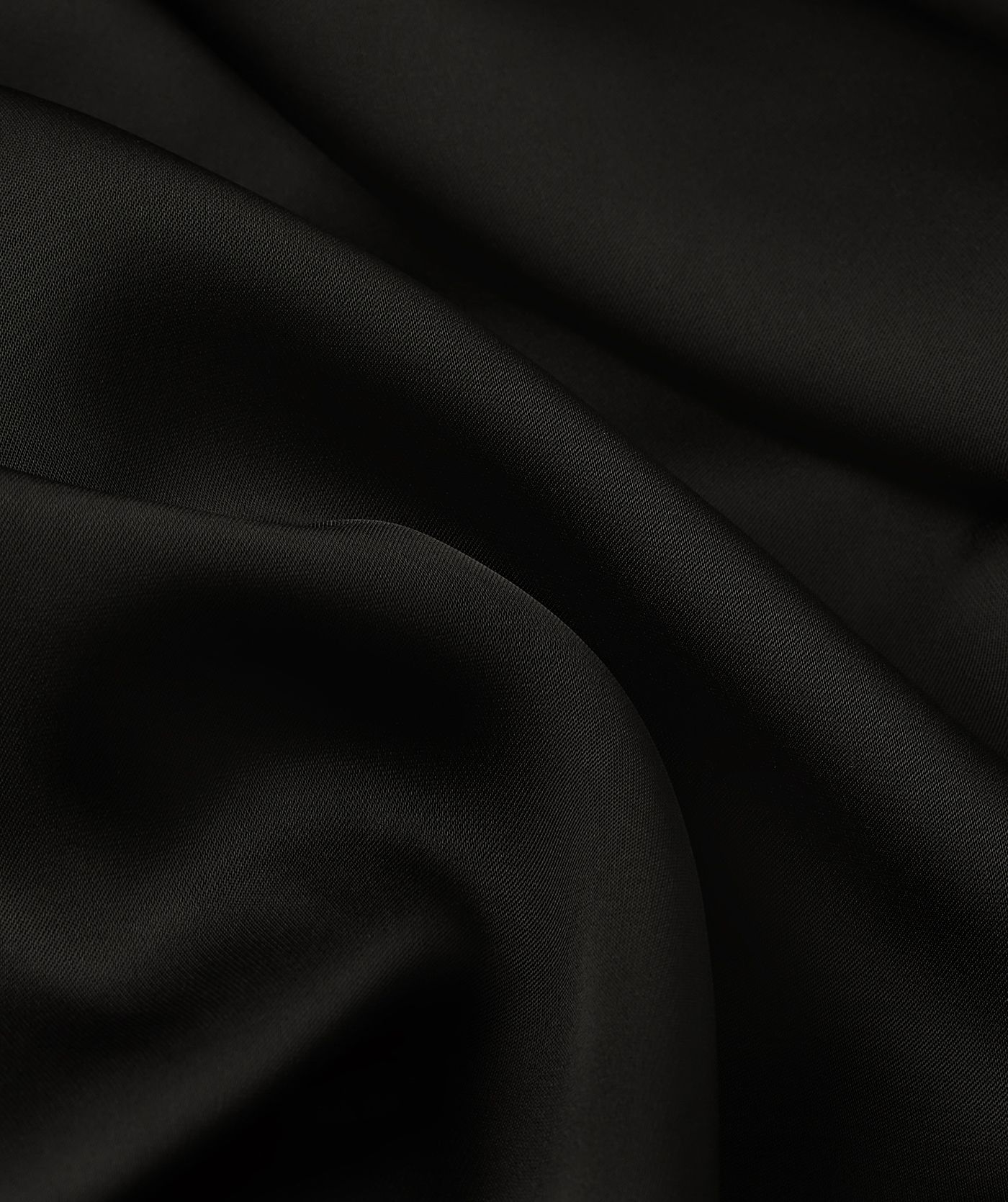 Close-up van een high waisted maxi rok in een satijn look 