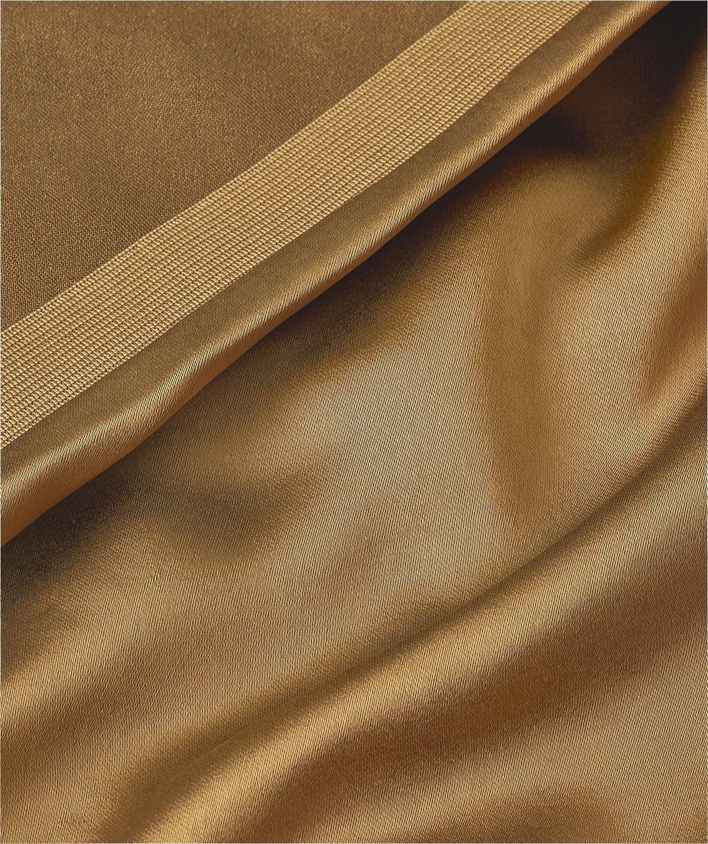Close-up van elastische tailleband van de donkerbruine satijnen rok.