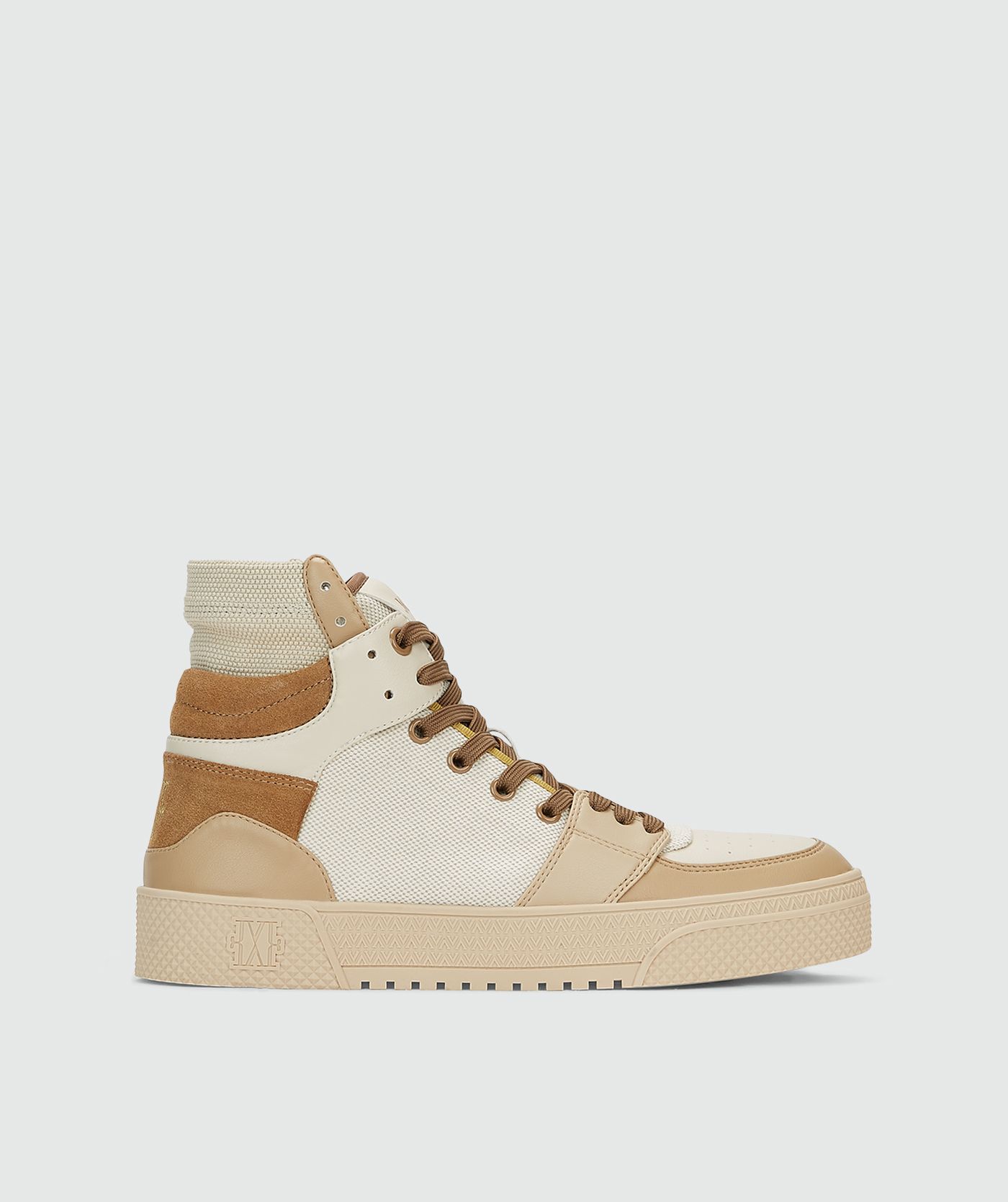 Zijkant van hoge sneakers met camel en gebroken wit zonder model, weergegeven op een lichtgrijze achtergrond.