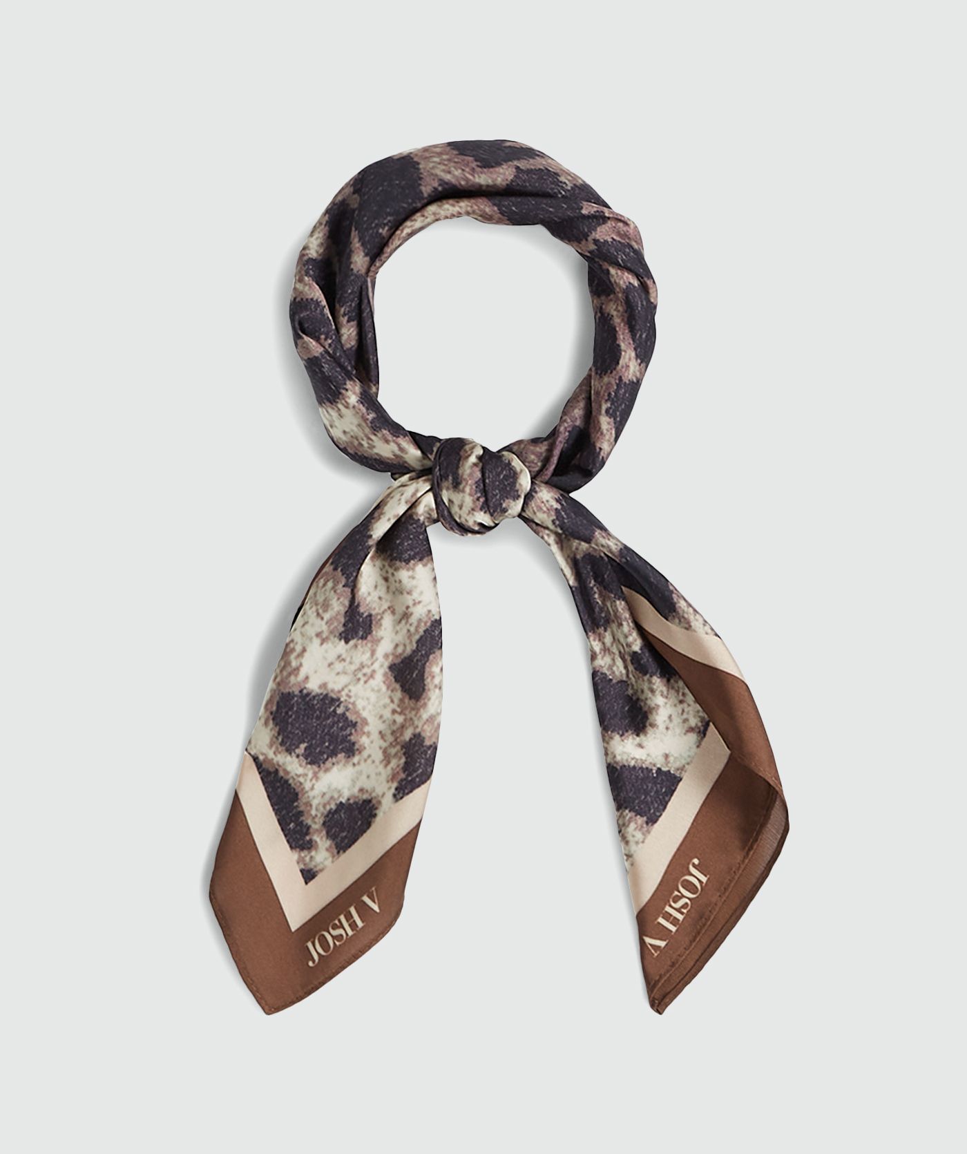Sjaal met Leopard Brown print geknoopt