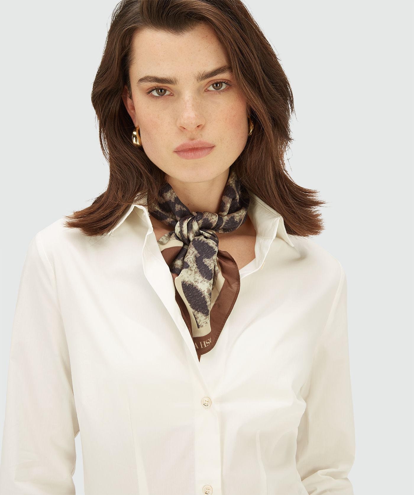 Model draagt een sjaal met Leopard Brown print geknoopt