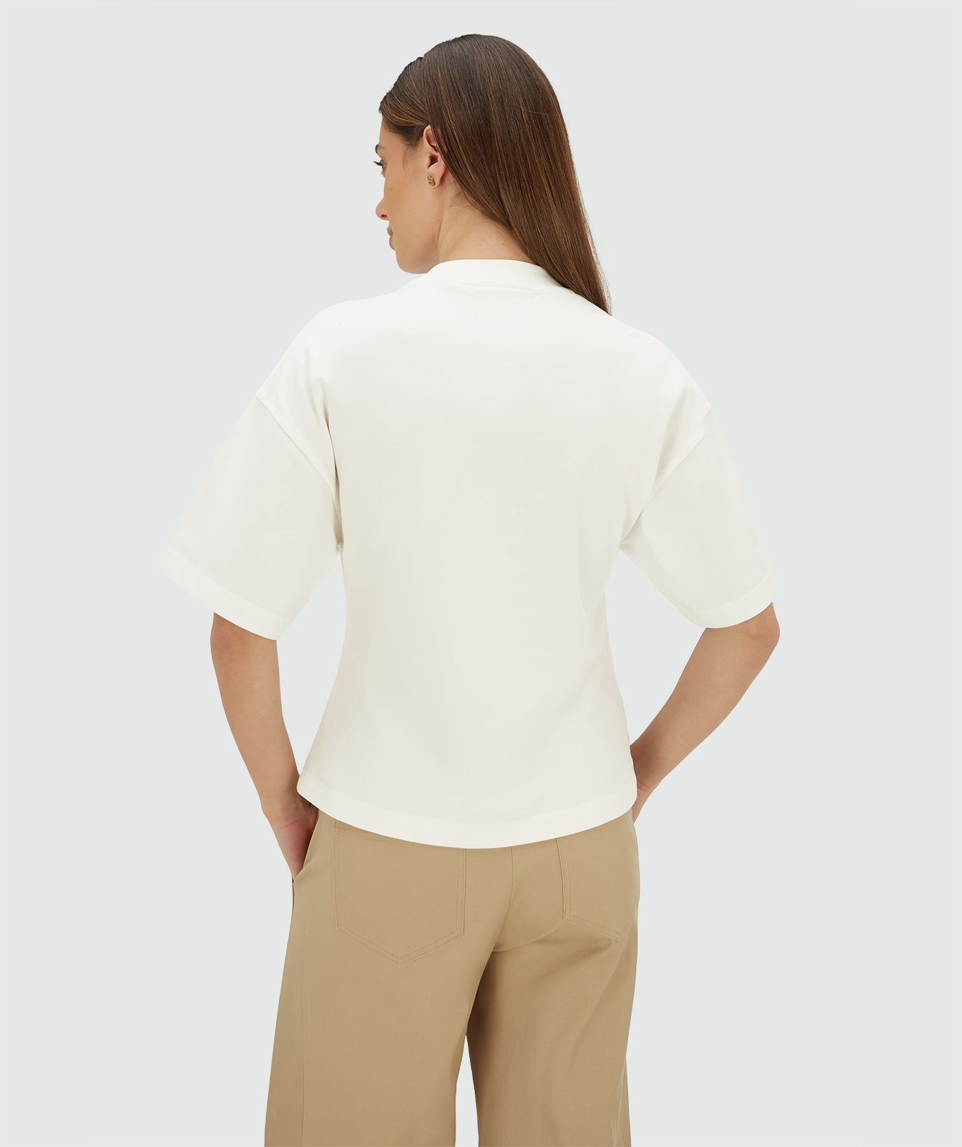 Achterzijde van model in een wit regular fit T-shirt met strass