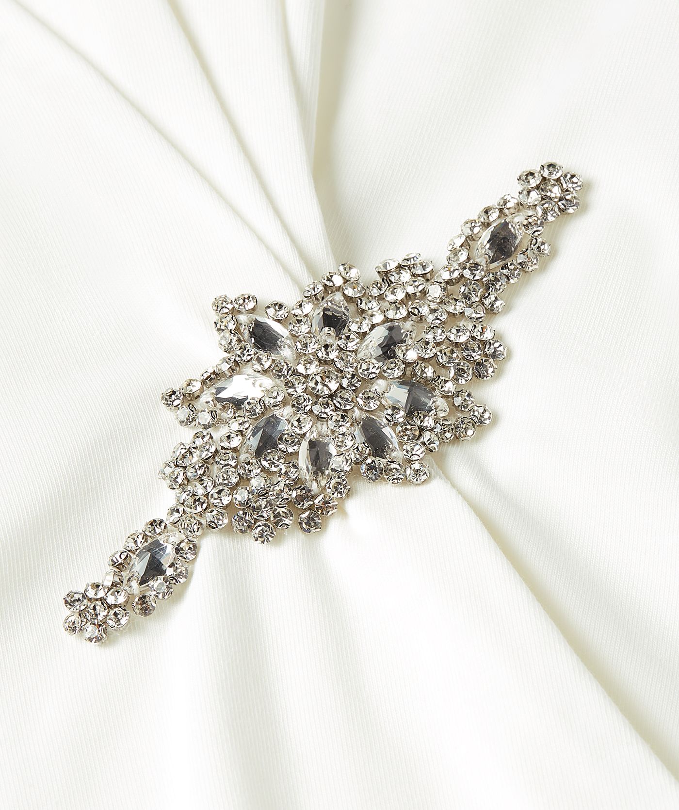 Close-up van een wit regular fit T-shirt met strass aan de voorzijde