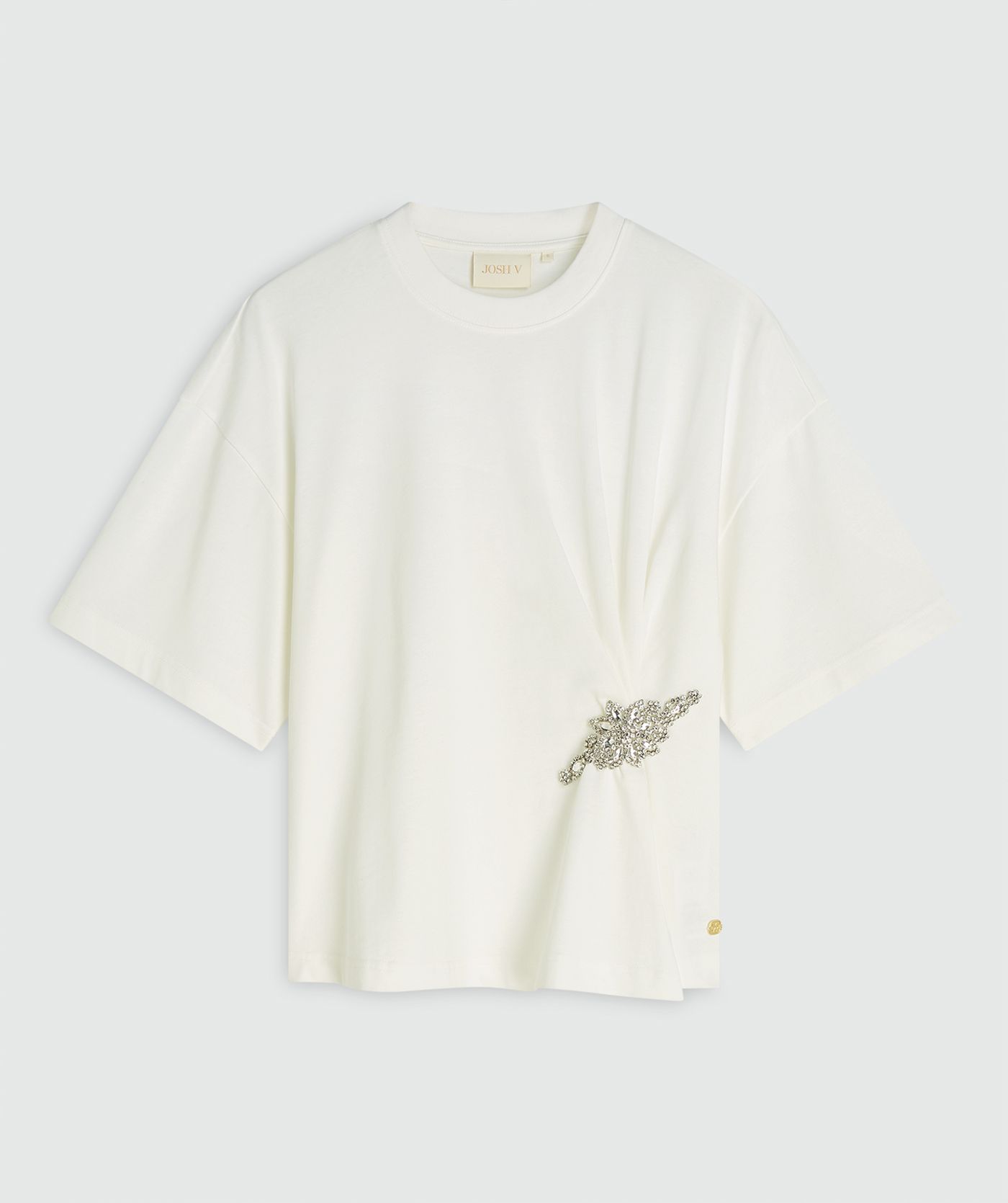 Een wit regular fit T-shirt met strass aan de voorzijde zonder model, weergegeven op een lichtgrijze achtergrond