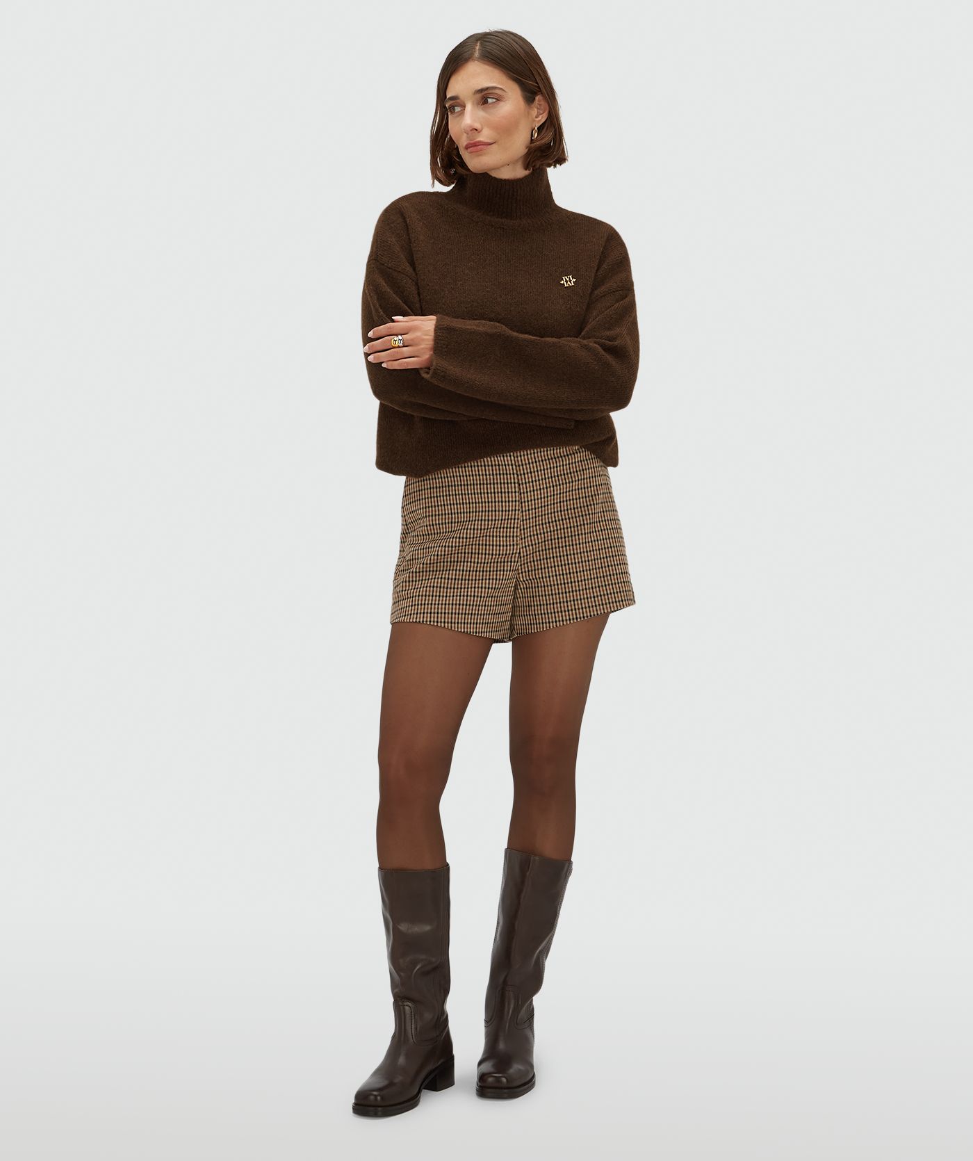 Model draagt fitted short met check print