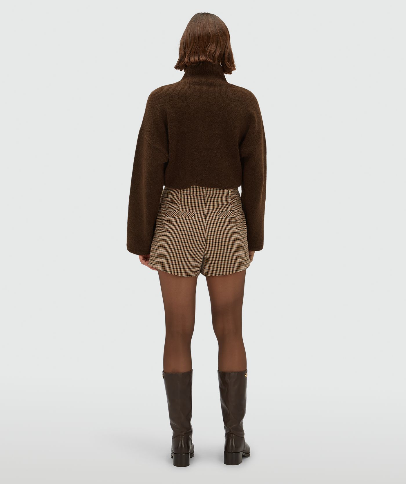 Achteraanzicht van een model in fitted short met check print
