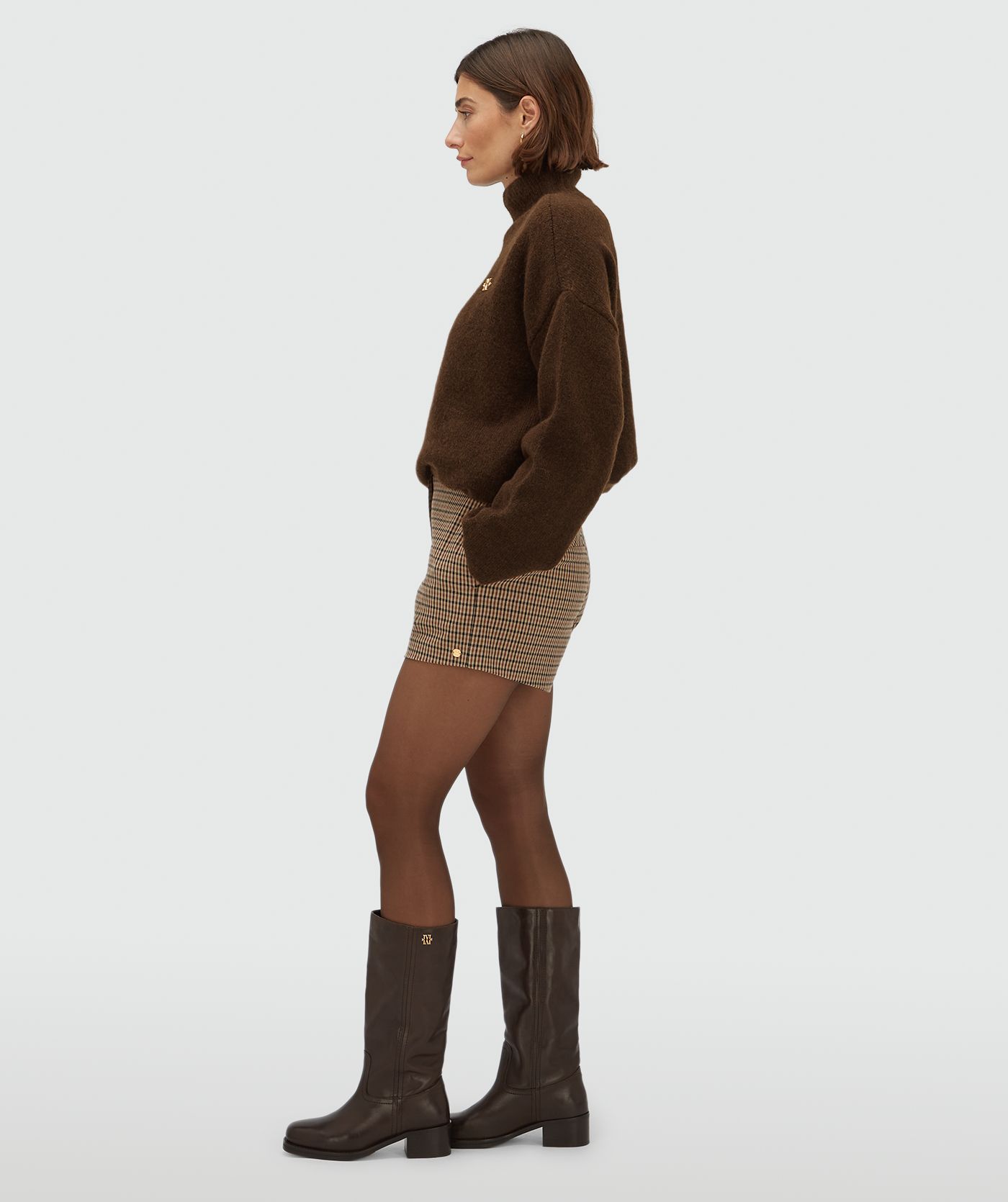 Zijaanzicht van model in fitted short met check print