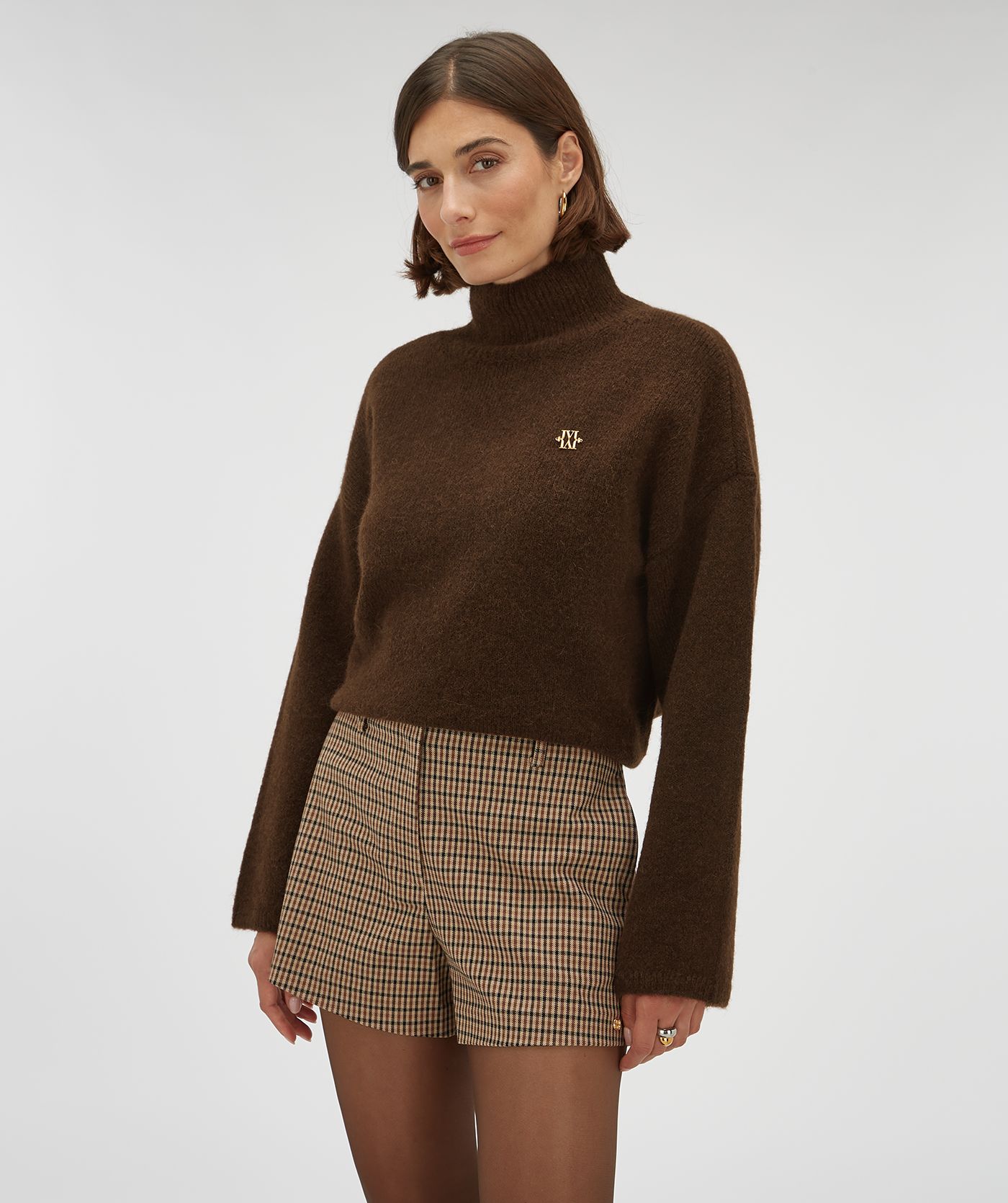 Model draagt fitted short met check print