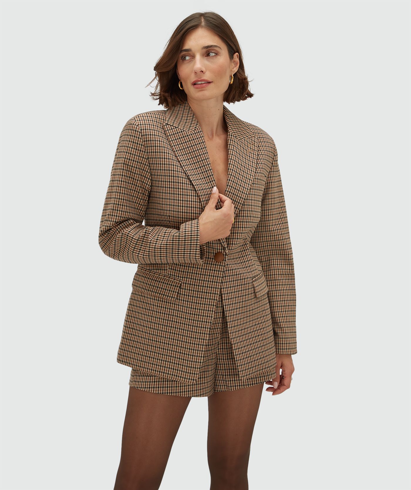 Model draagt fitted short met check print