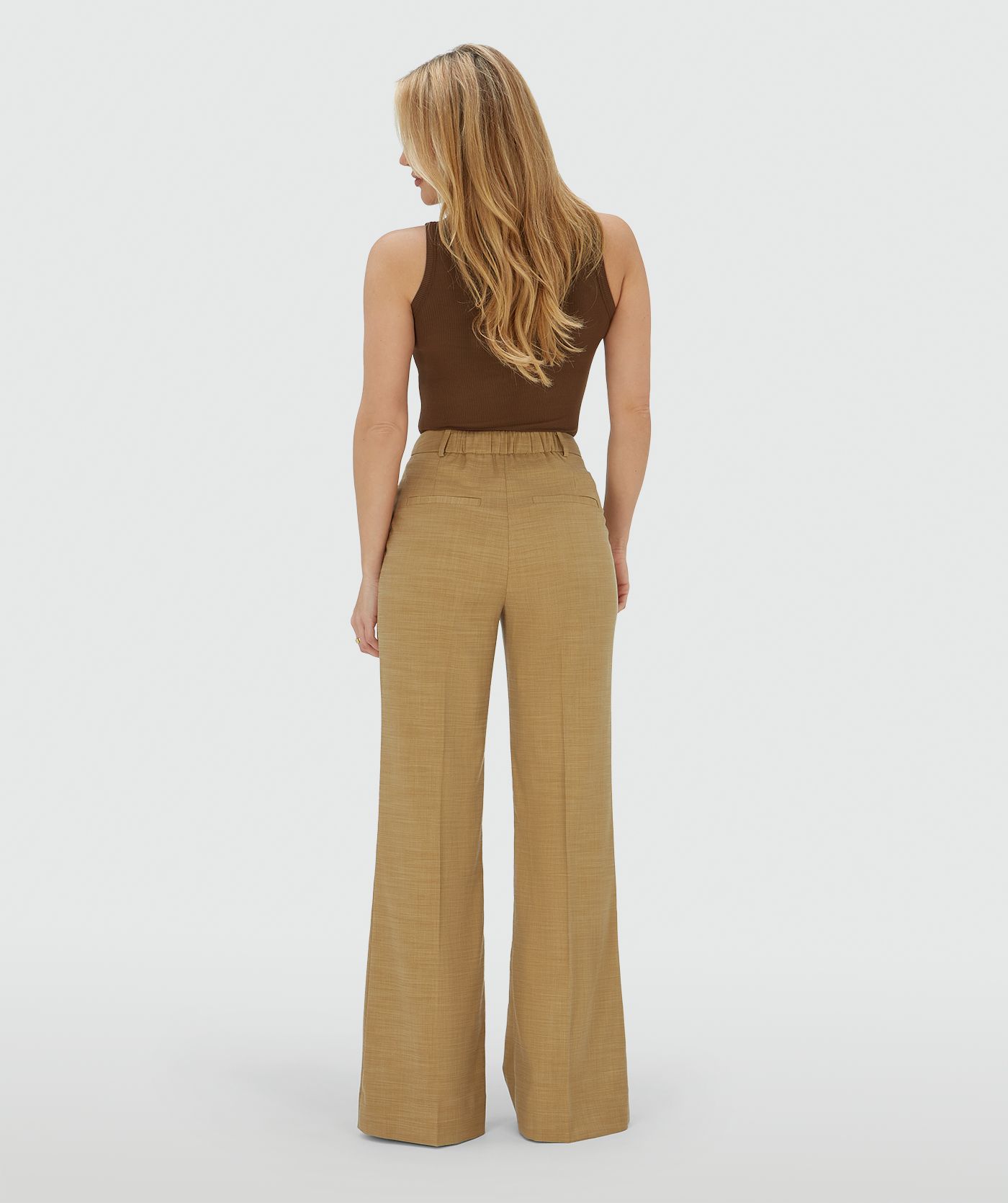 Achteraanzicht van een model in een high rise fitted pantalon in de kleur Light Camel