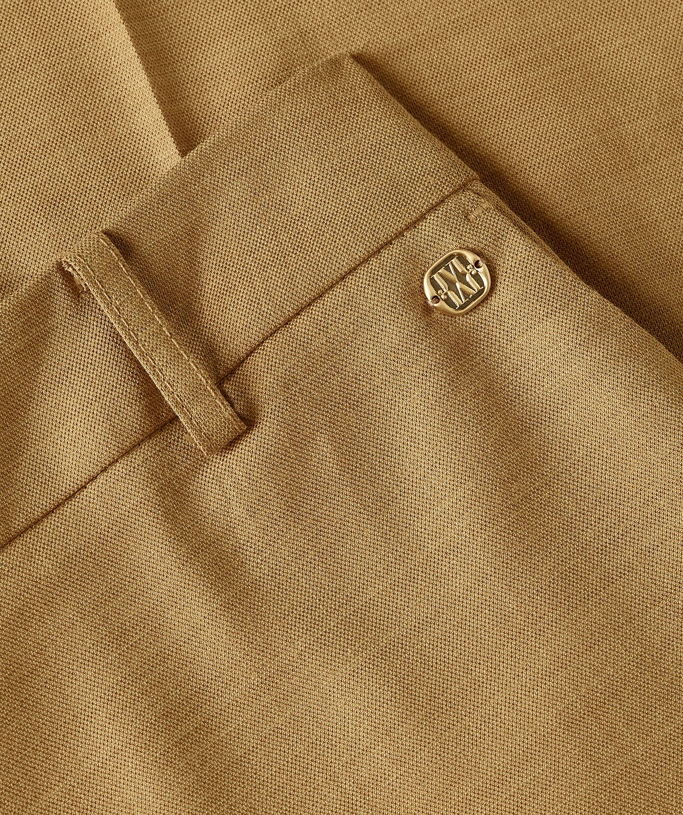 Close-up van een high rise fitted pantalon in de kleur Light Camel