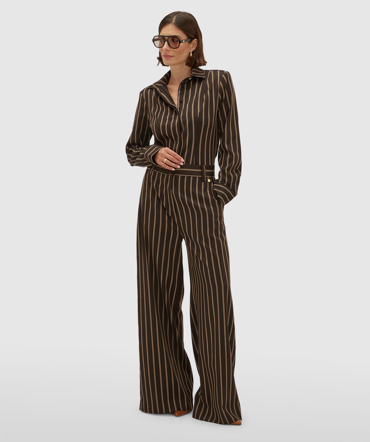 Model draagt een mid rise wide leg pantalon met strepen