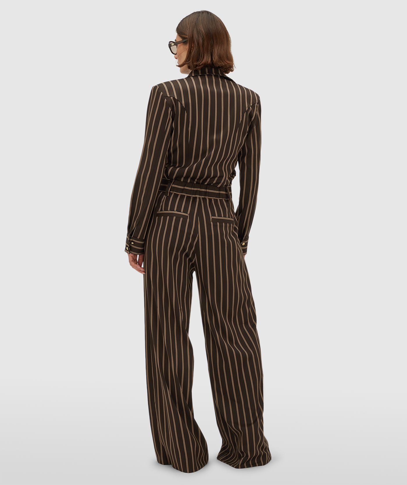 Achteraanzicht van een model in een mid rise wide leg pantalon met strepen