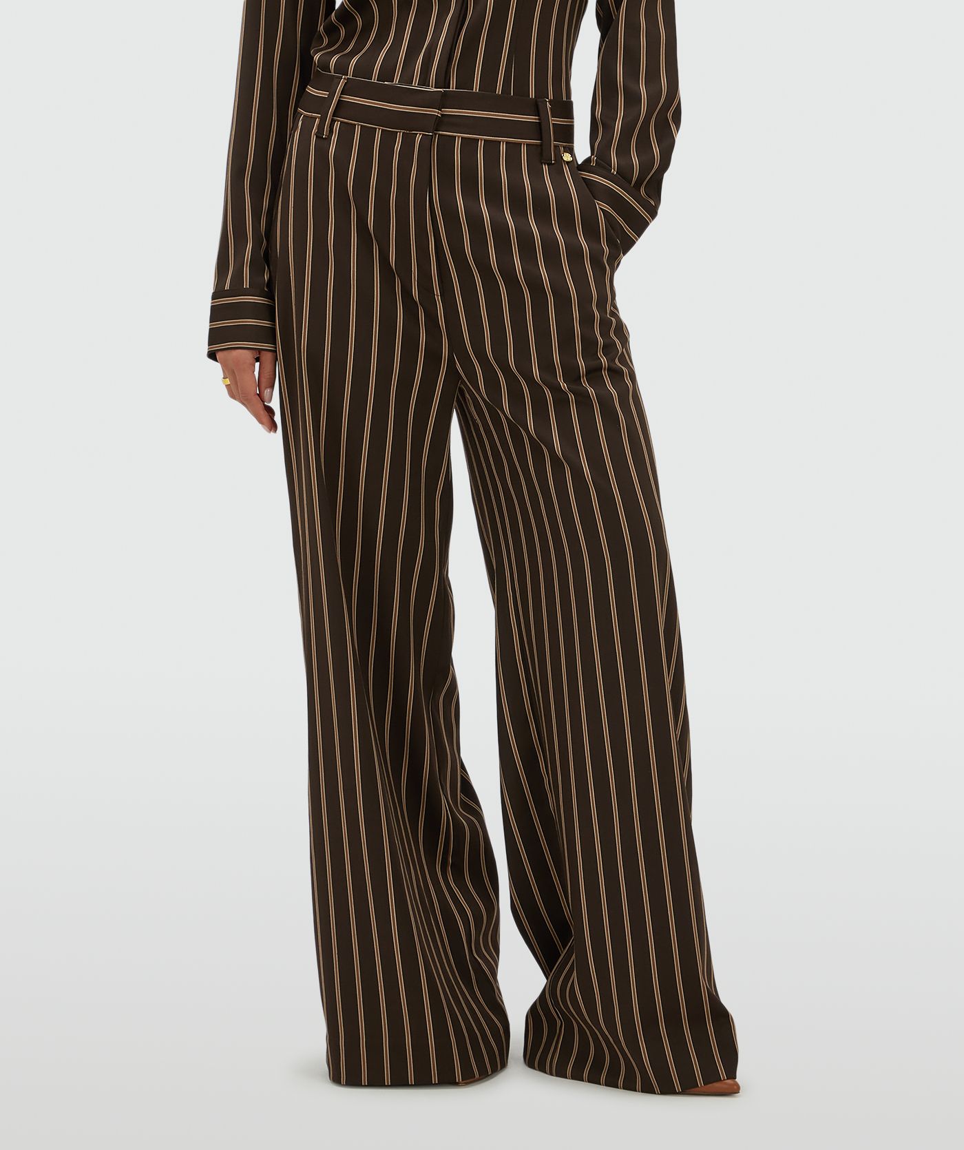 Model draagt een mid rise wide leg pantalon met strepen