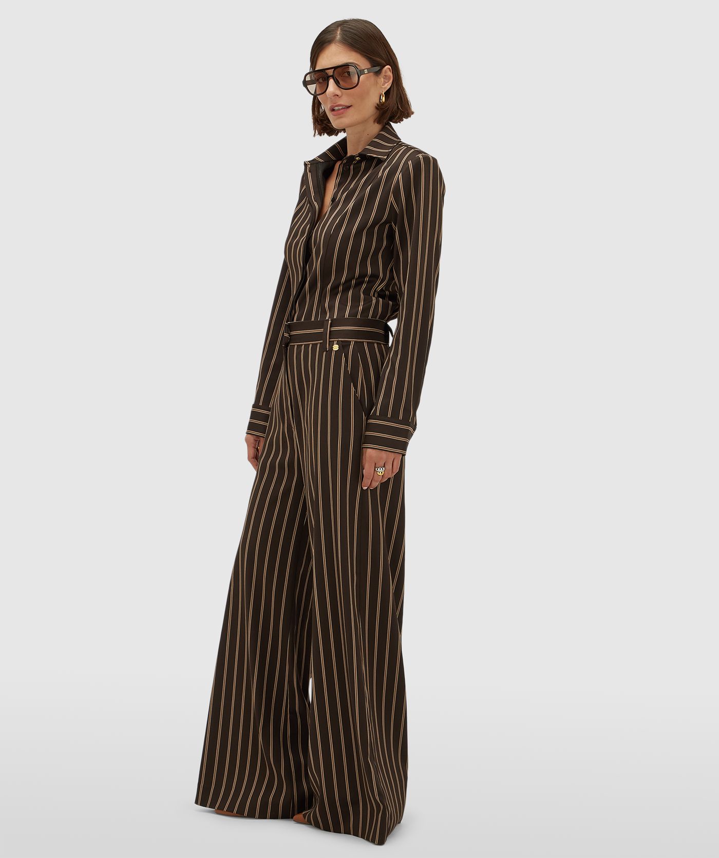 Model draagt een mid rise wide leg pantalon met strepen