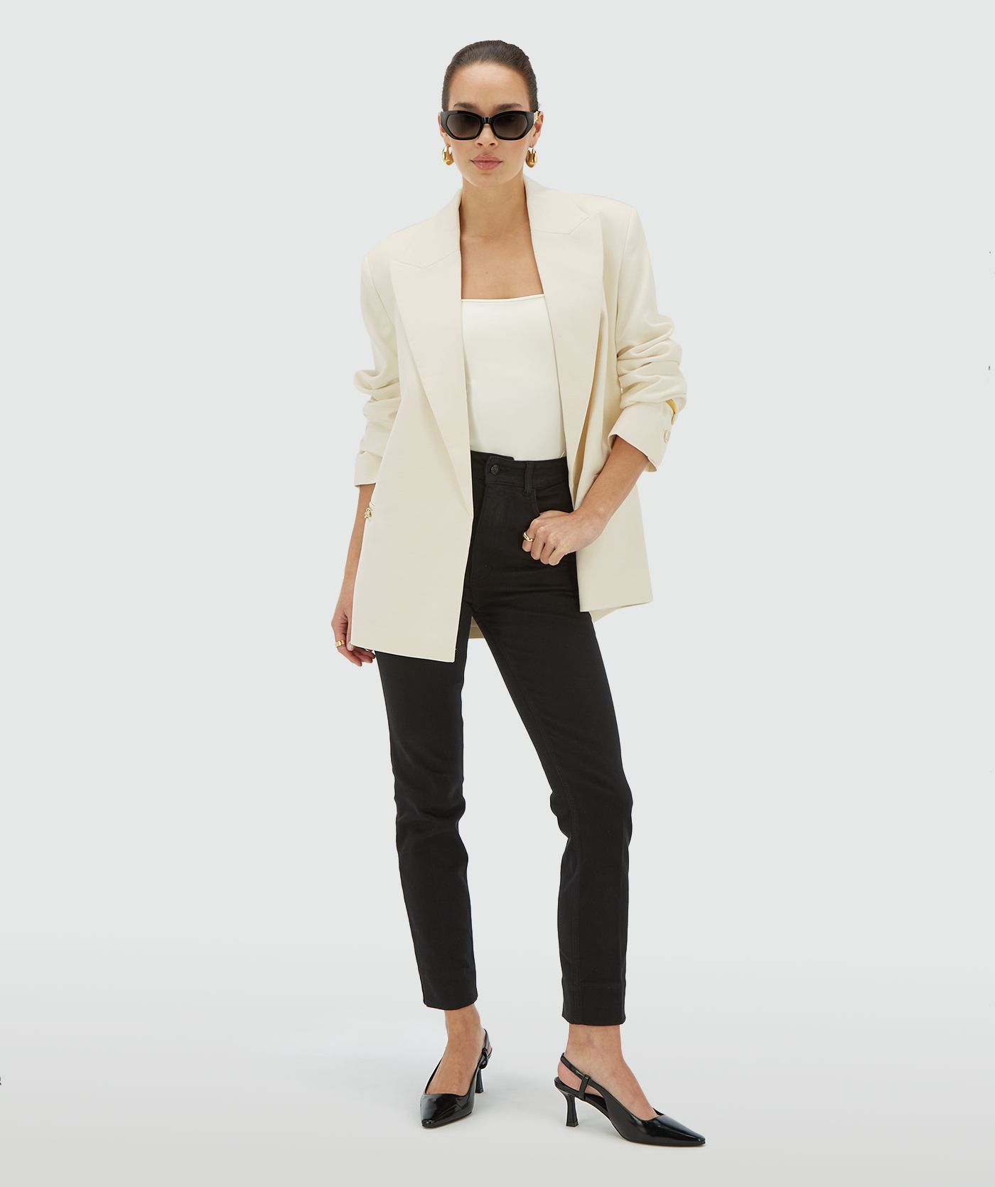 Model draagt Creme White oversized blazer met schoudervullingen. De blazer heeft een JOSH V branded chain op de steekzak en riem met branded haakjes - JOSH V