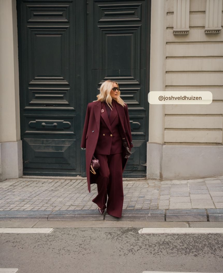 Josh Veldhuizen in donkerrode blazer en de bijpassende pantalon en coat. 