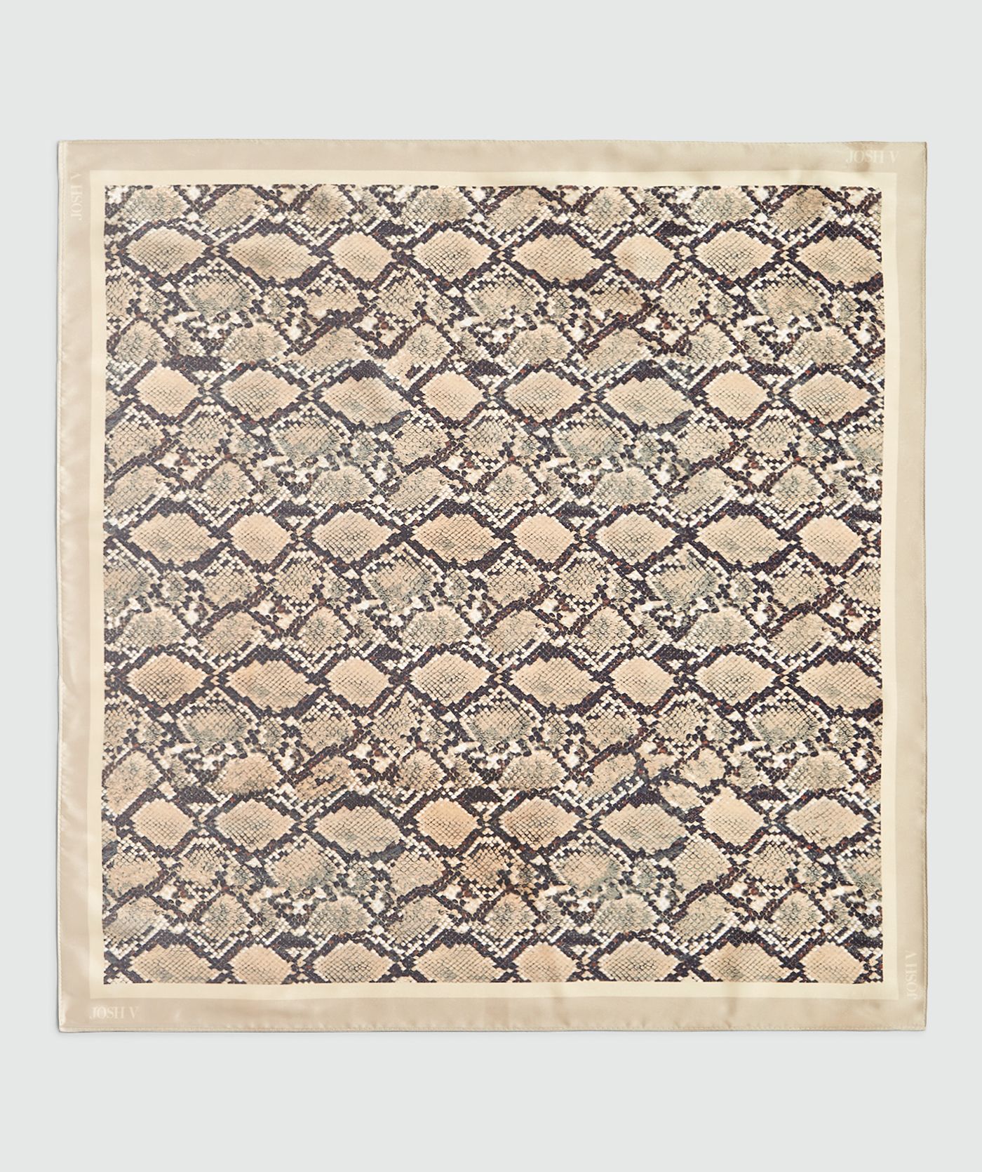 Vierkante sjaal met slangenprint zonder model, weergegeven op een lichtgrijze achtergrond