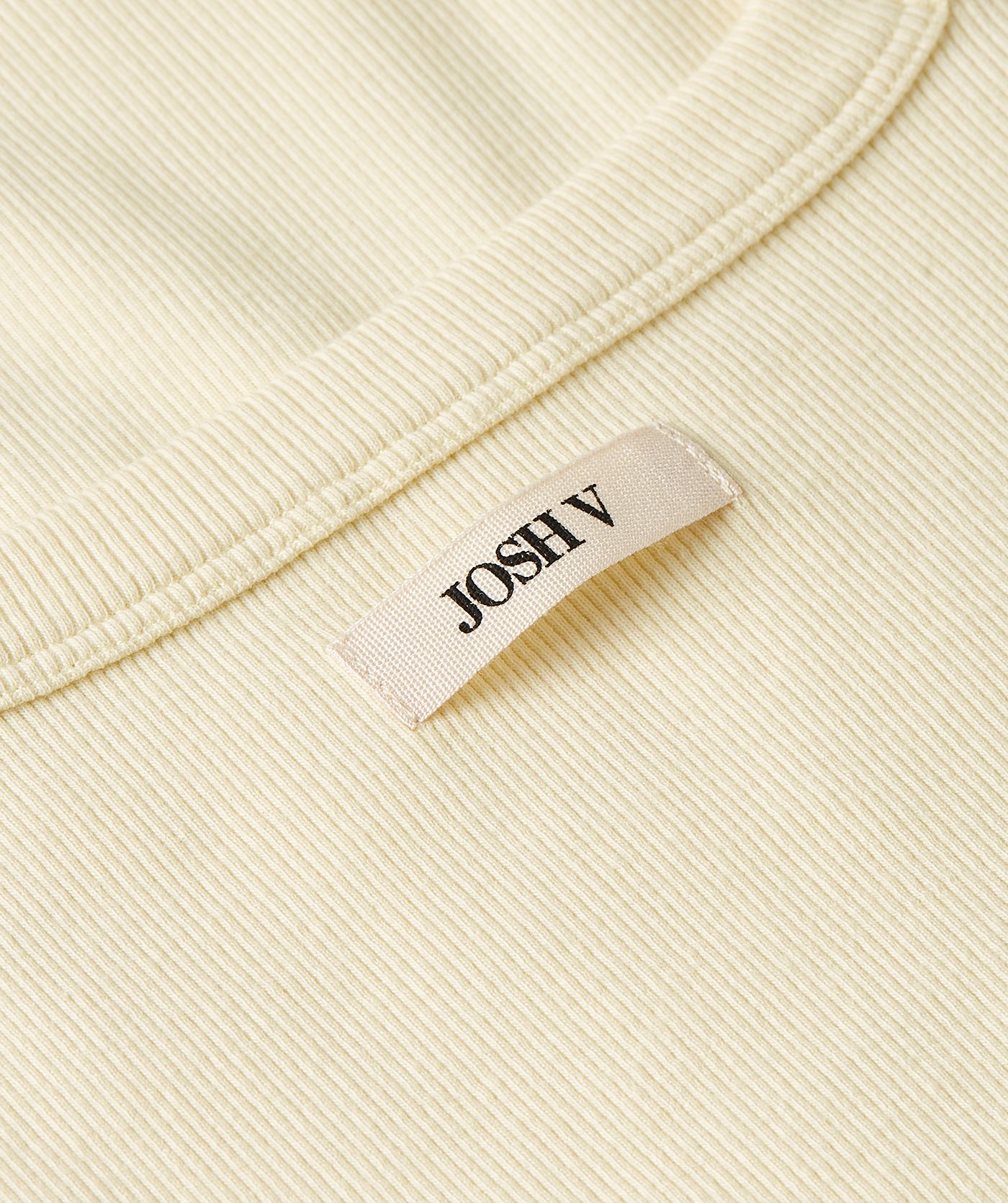 Close-up van een slim fit top met logo in de kleur Butter Yellow