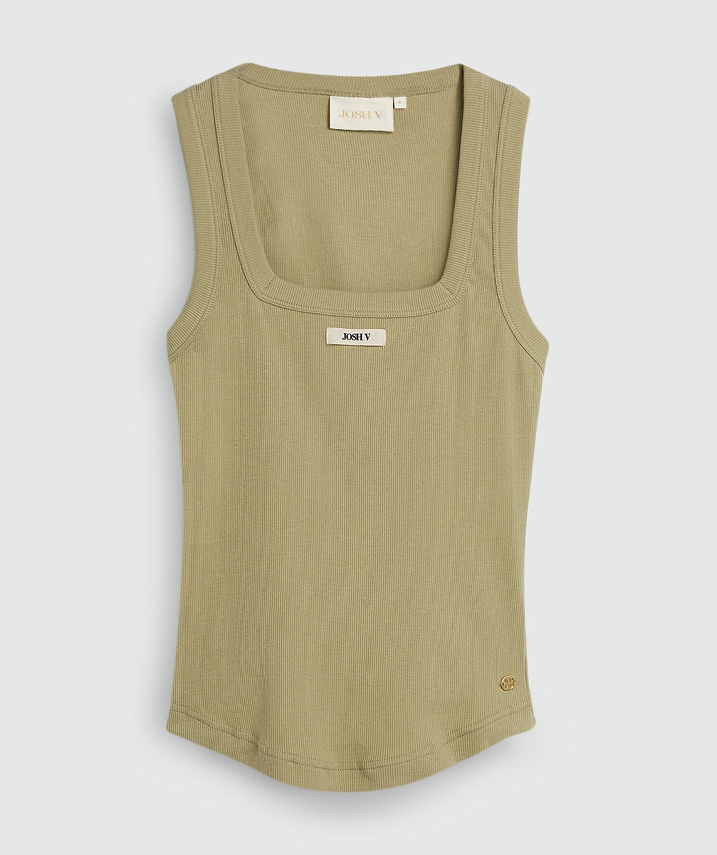 Een slim fit top met logo in de kleur Dark Pistachio, weergegeven op een lichtgrijze achtergrond