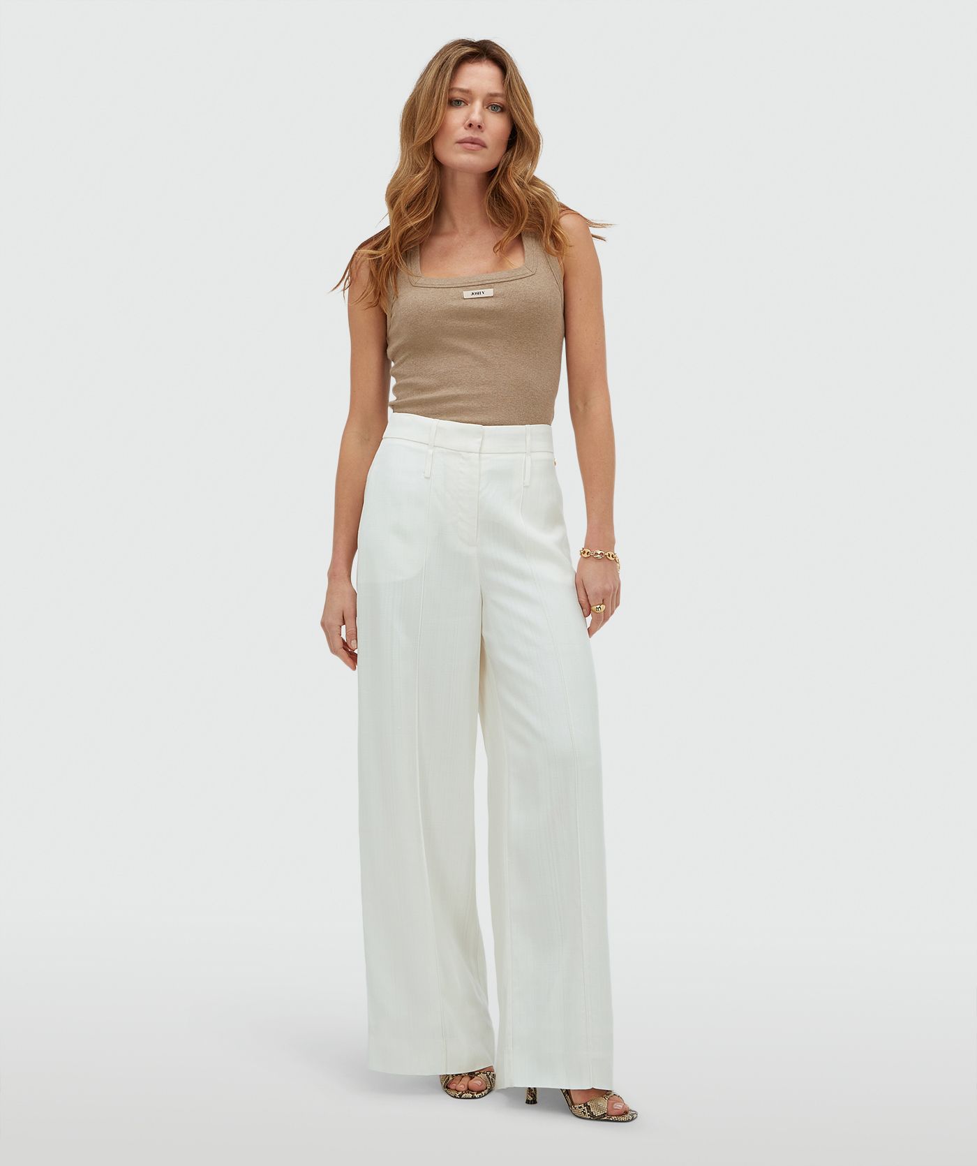 Model draagt een slim fitted top met logo, in de kleur Khaki Melange