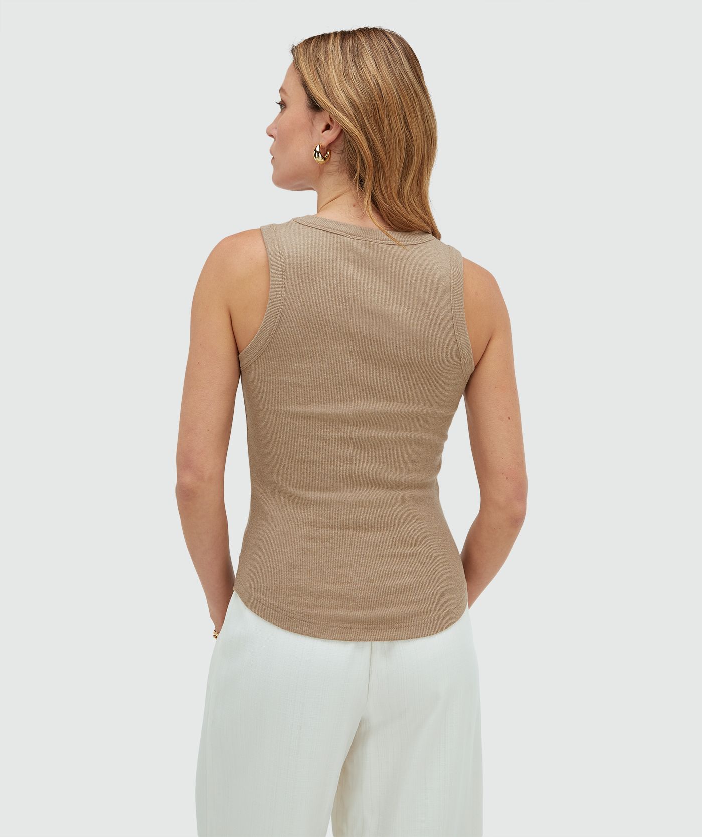Achteraanzicht van een model in een slim fitted top met logo, in de kleur Khaki Melange
