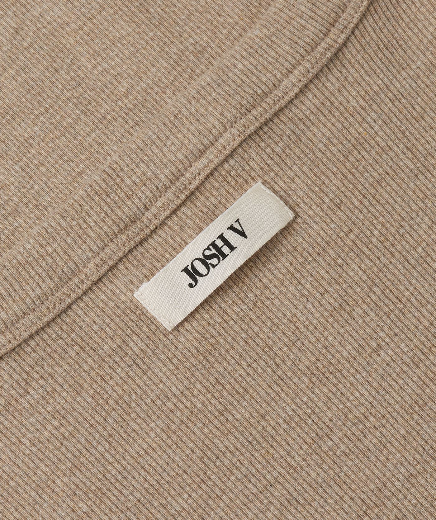 Close-up van een slim fitted top met logo, in de kleur Khaki Melange