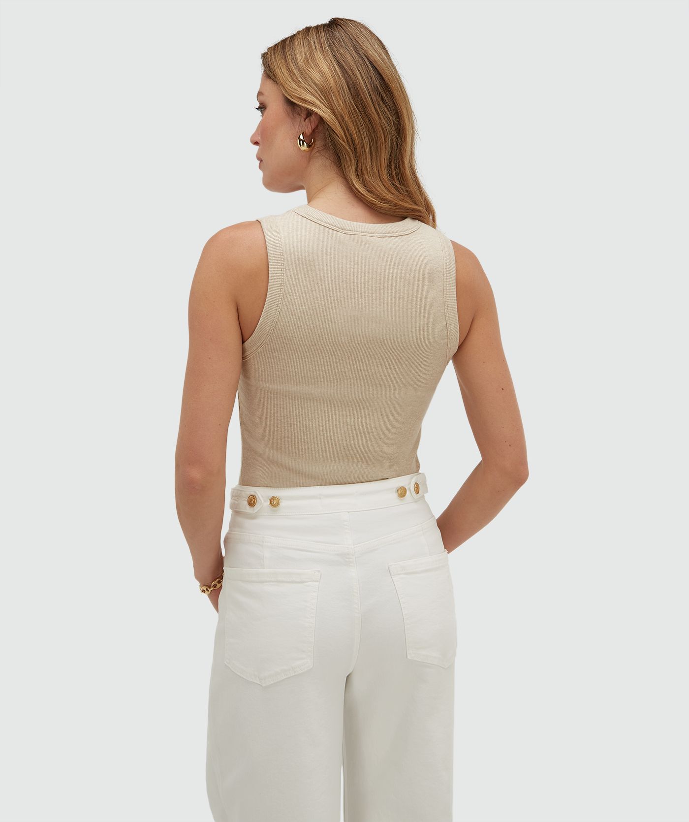Achteraanzicht van een model in een slim fitted top met logo, in de kleur Oat Melange
