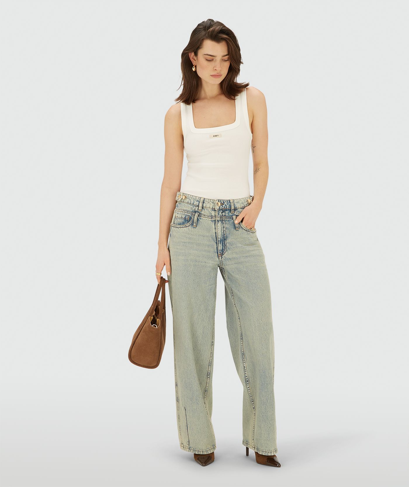 Model draagt een Off white T-shirt zonder mouwen met JOSH V embleem op de borst