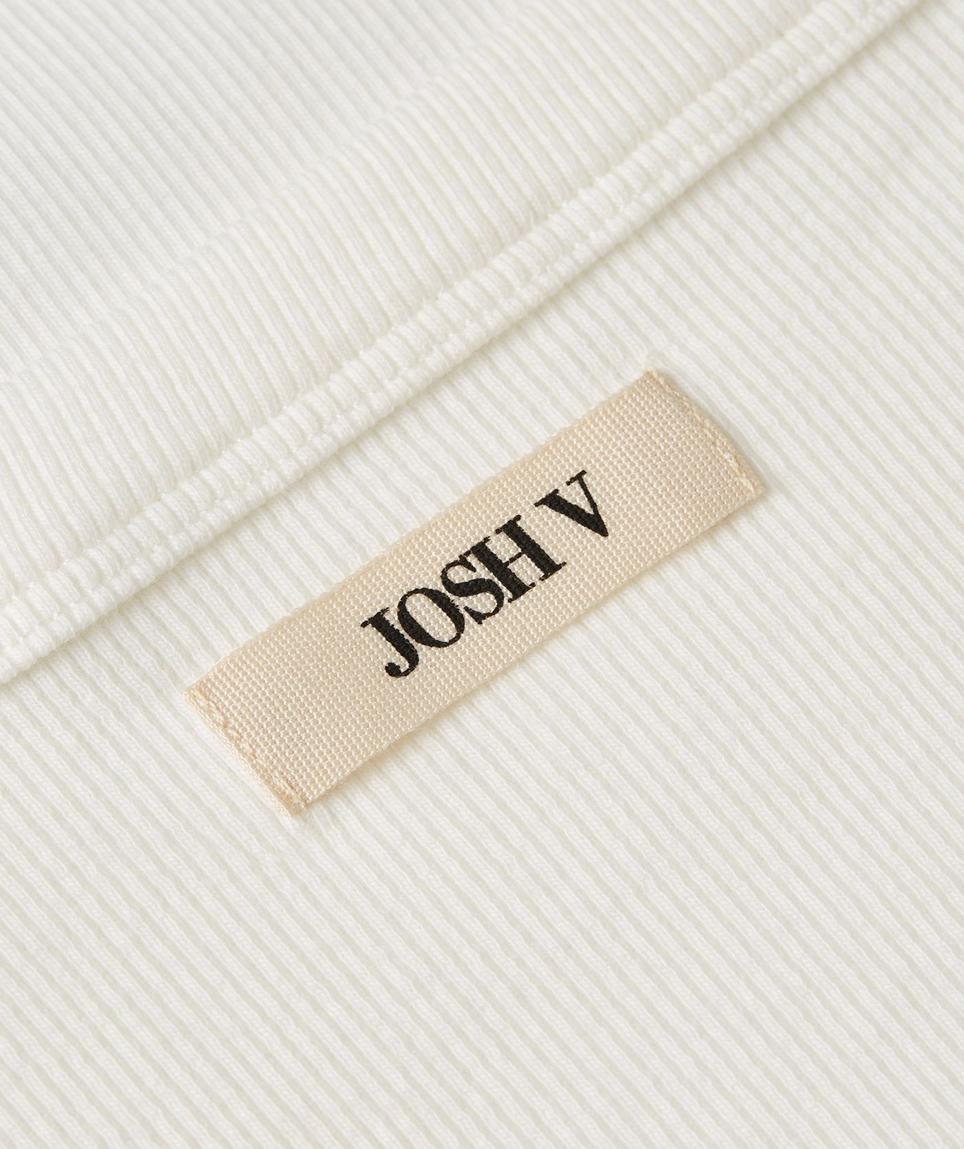 Close-up JOSH V embleem