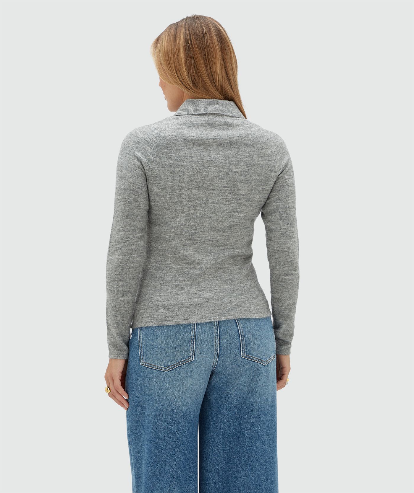Achteraanzicht van een model in een grijs vestje met een kraag.