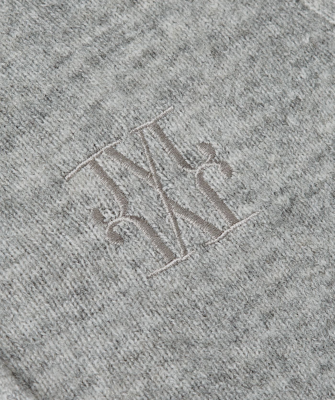 Close-up van JOSH V logo op de borst van het grijze vest.