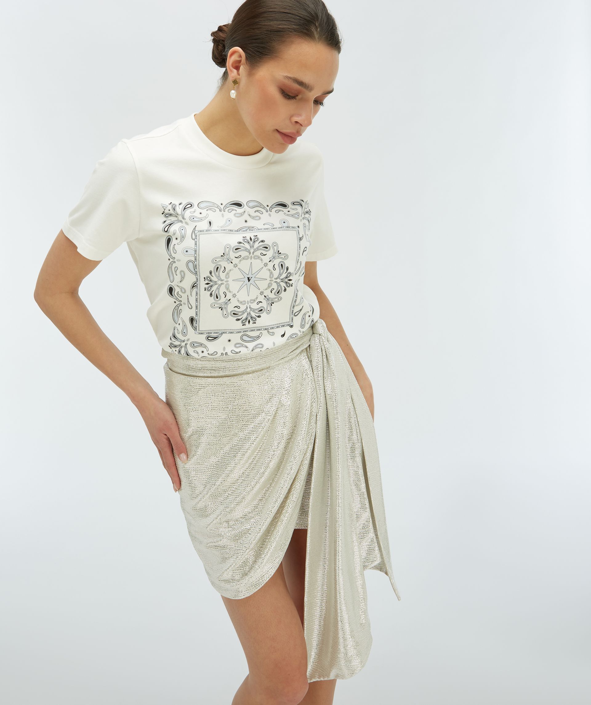 Model draagt een regular fit T-shirt met JOSH V-logoprint, gecombineerd met de Cameo-rok - Josh V.
