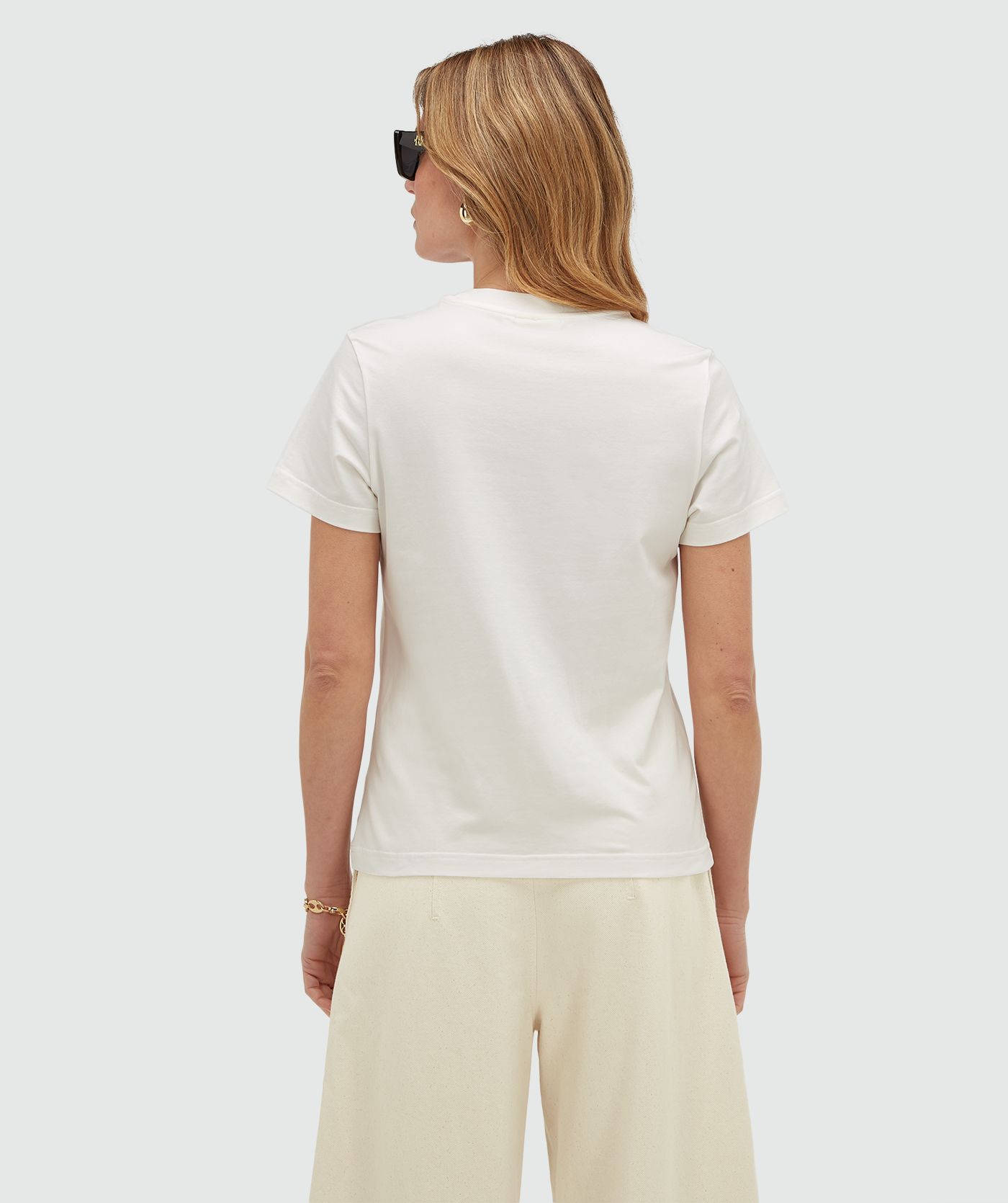 Achterzijde van een model in een regular fit T-shirt in de kleur Off White