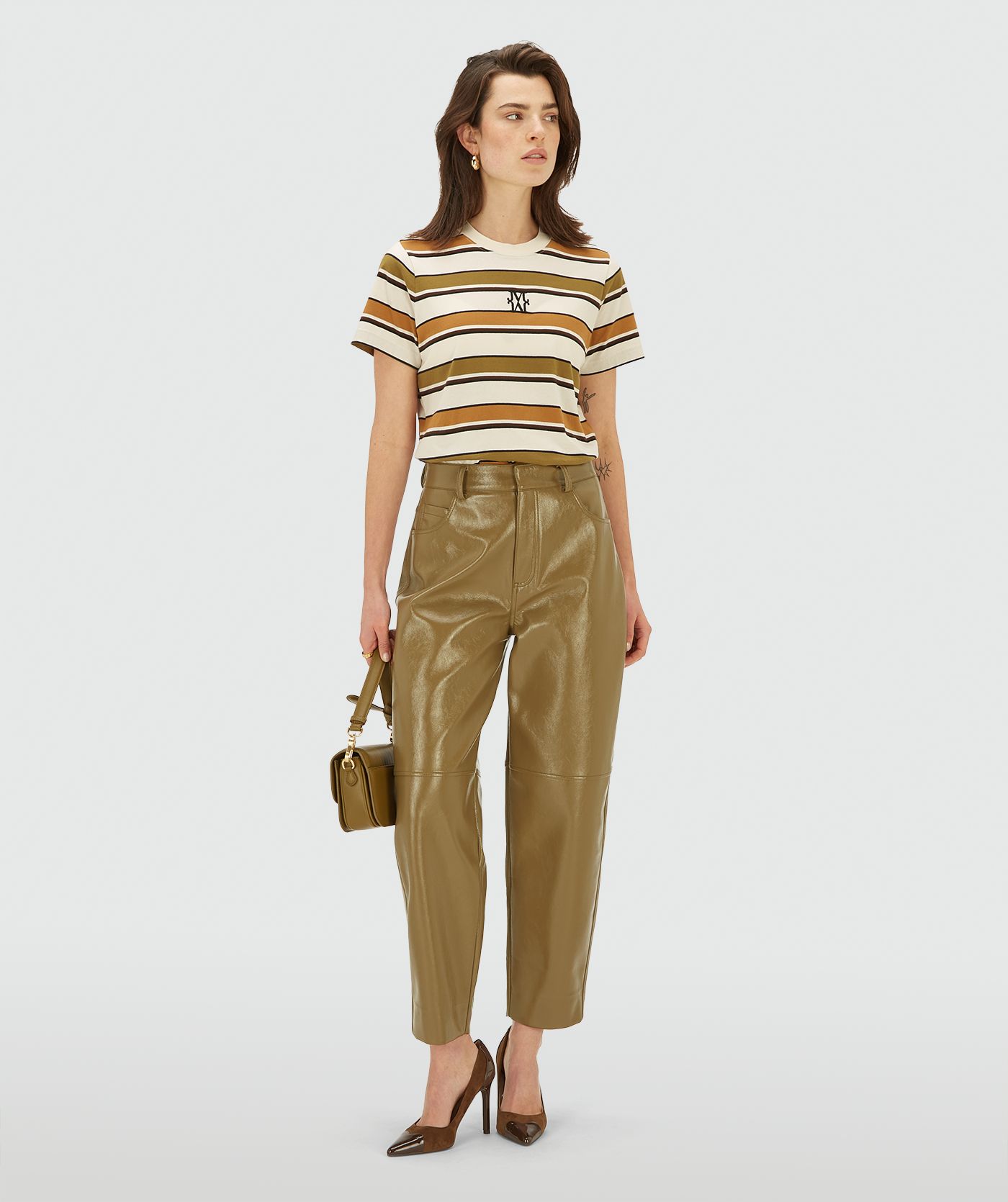 Model draagt een Olive Green Stripe korte mouwen T-shirt. Het T-shirt heeft een regular fit, een ronde hals, streeppatroon en het JOSH V monogram op de borst