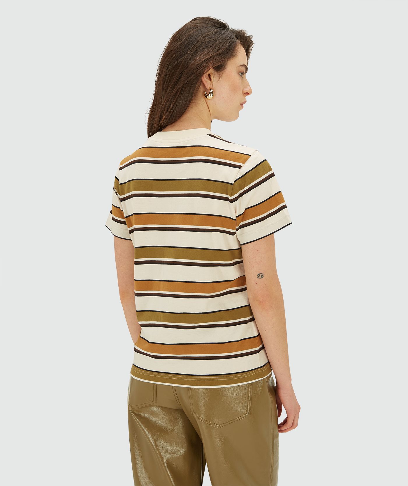 Achteraanzicht van een model in een Olive Green Stripe korte mouwen T-shirt. Het T-shirt heeft een regular fit, een ronde hals, streeppatroon en het JOSH V monogram op de borst