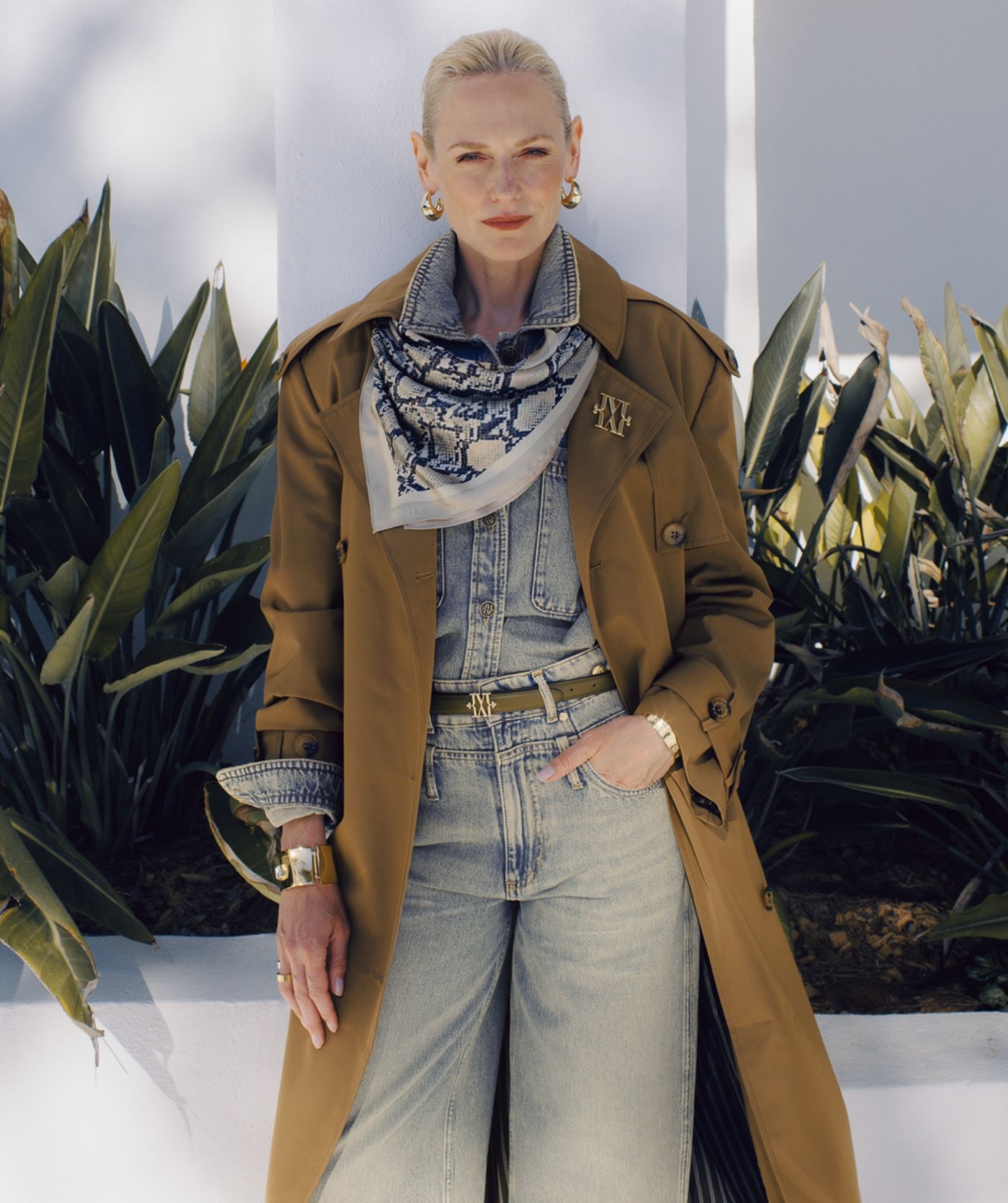 Model draagt een Olive Green Black riem met goudkleurig JOSH V monogram gesp