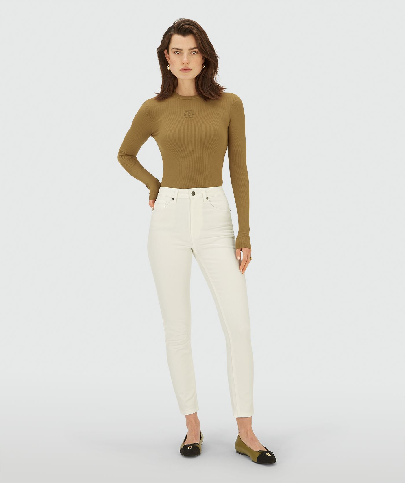 Model draagt een Creme White high rise skinny